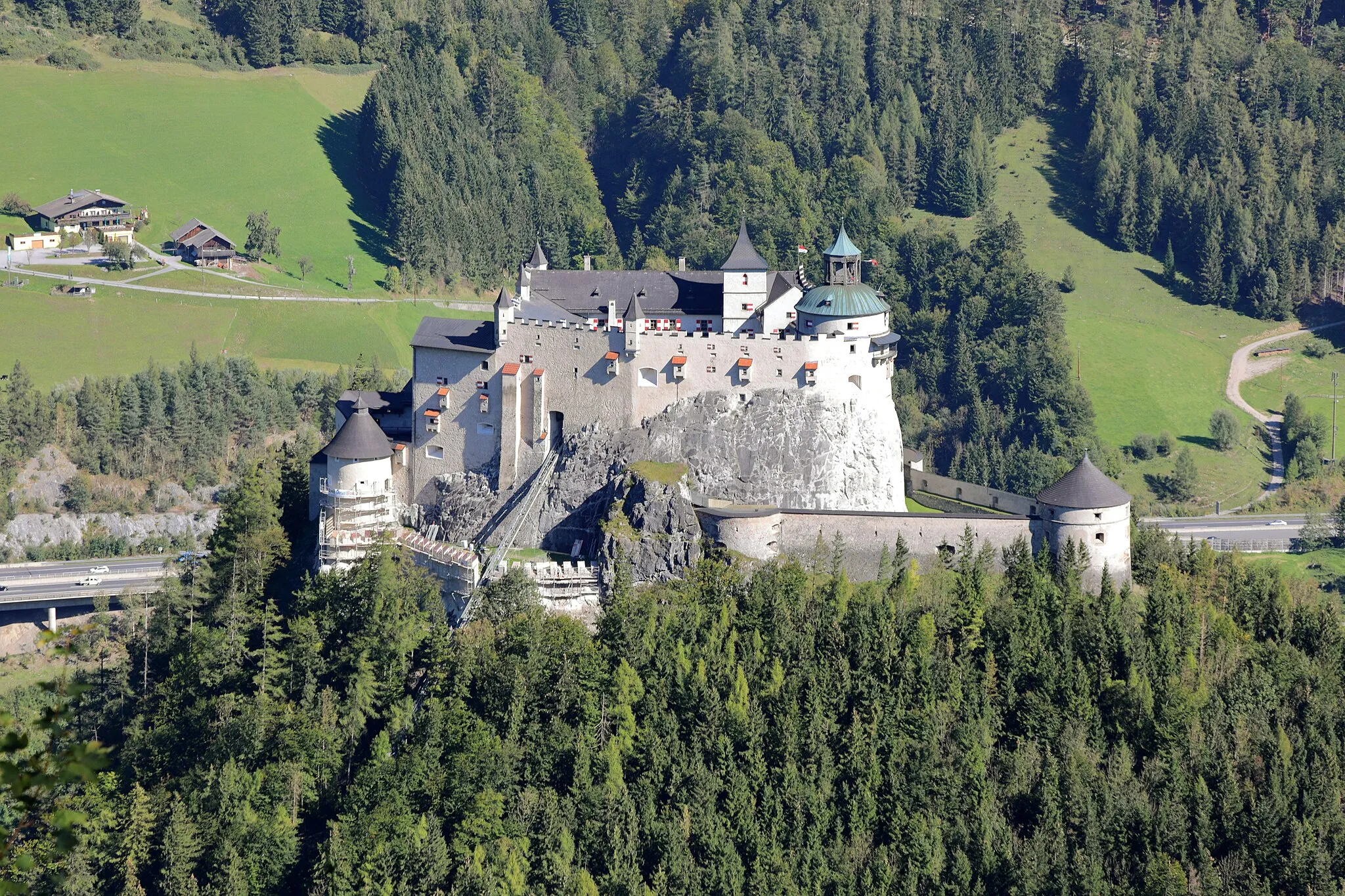 Photo showing: Westansicht der Burg Hohenwerfen, auch als Festung Hohenwerfen bezeichnet, in der Salzburger Marktgemeinde Werfen. Die ab dem 11. Jahrhundert errichtete Burg war ein strategisches Bollwerk zwischen dem Tennen- und Hagengebirge auf einem 155 Meter hohen markanten Felskegel im Salzachtal.