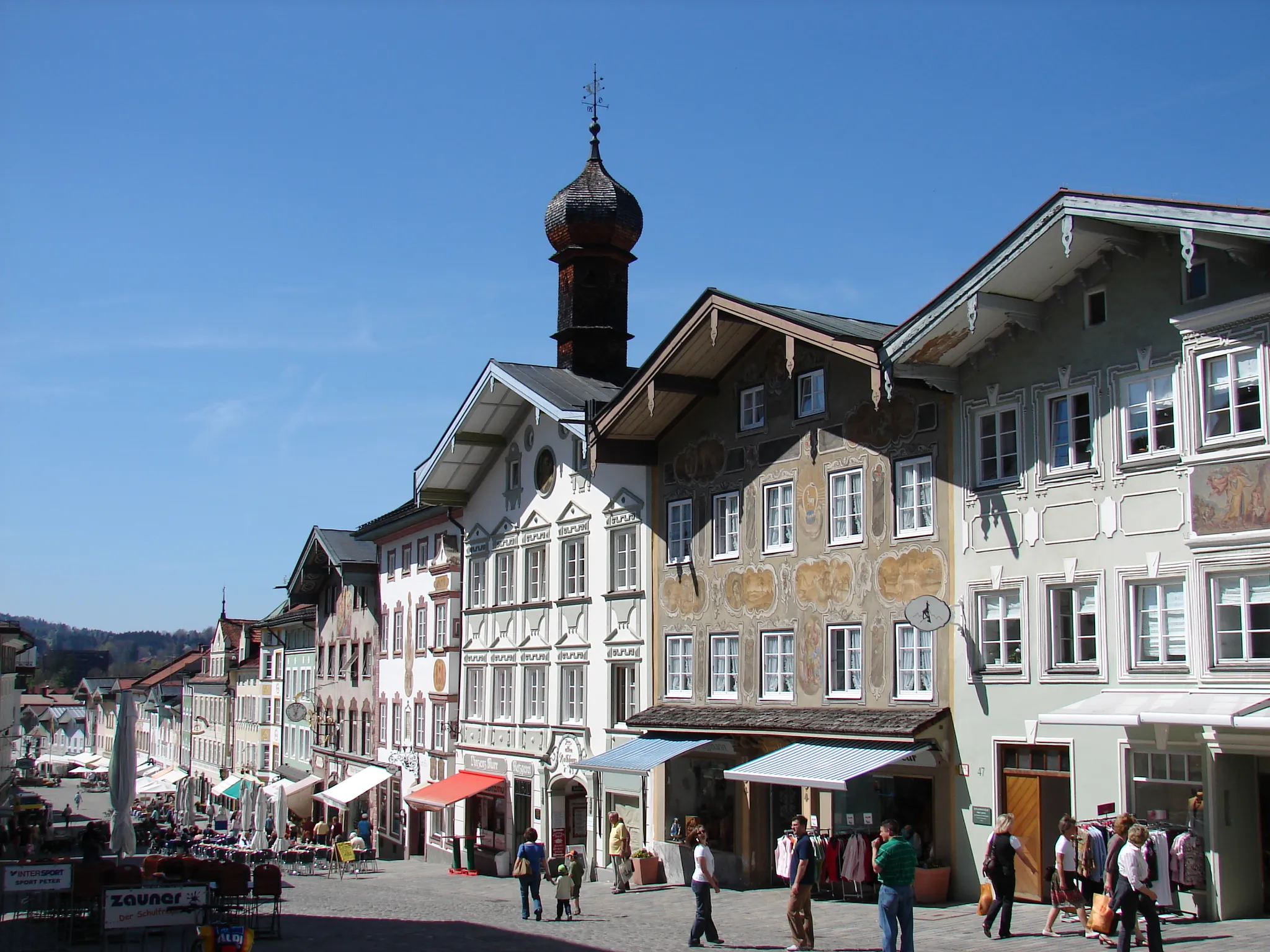 Photo showing: Die Marktstraße bildet ein spätmittelalterliches und barockes Ensemble mit breitgelagerten und mit Fassadenmalereien (Lüftlmalerei) geschmückten Häusern der Tölzer Kaufleutefamilien und Patrizier.