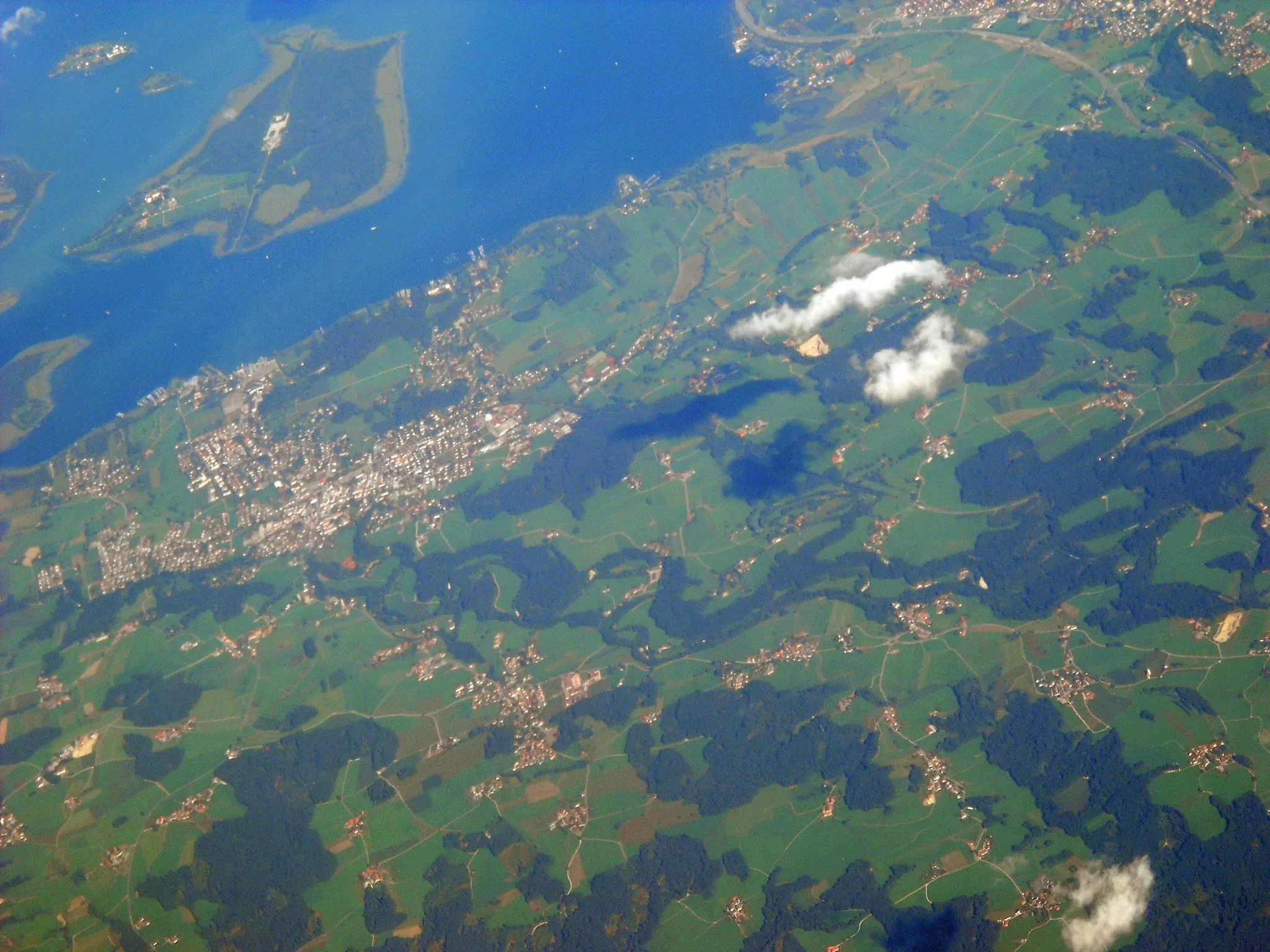 Photo showing: Aerial view of Prien Chiemsee, with island Herrenchiemsee