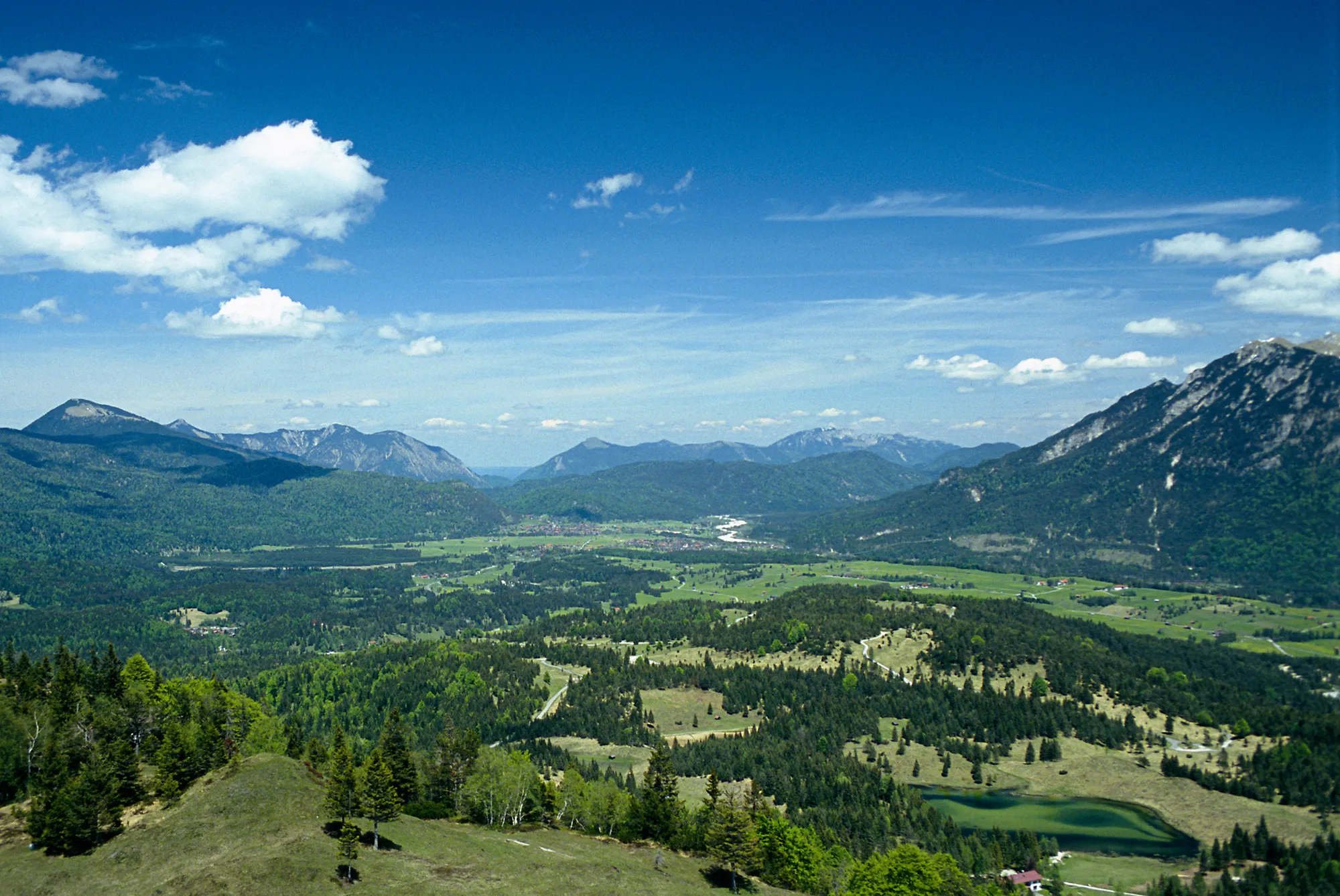 Photo showing: Blick vom Hohen Kranzberg bei Mittenwald in Richtung Krün, Wallgau und Isar