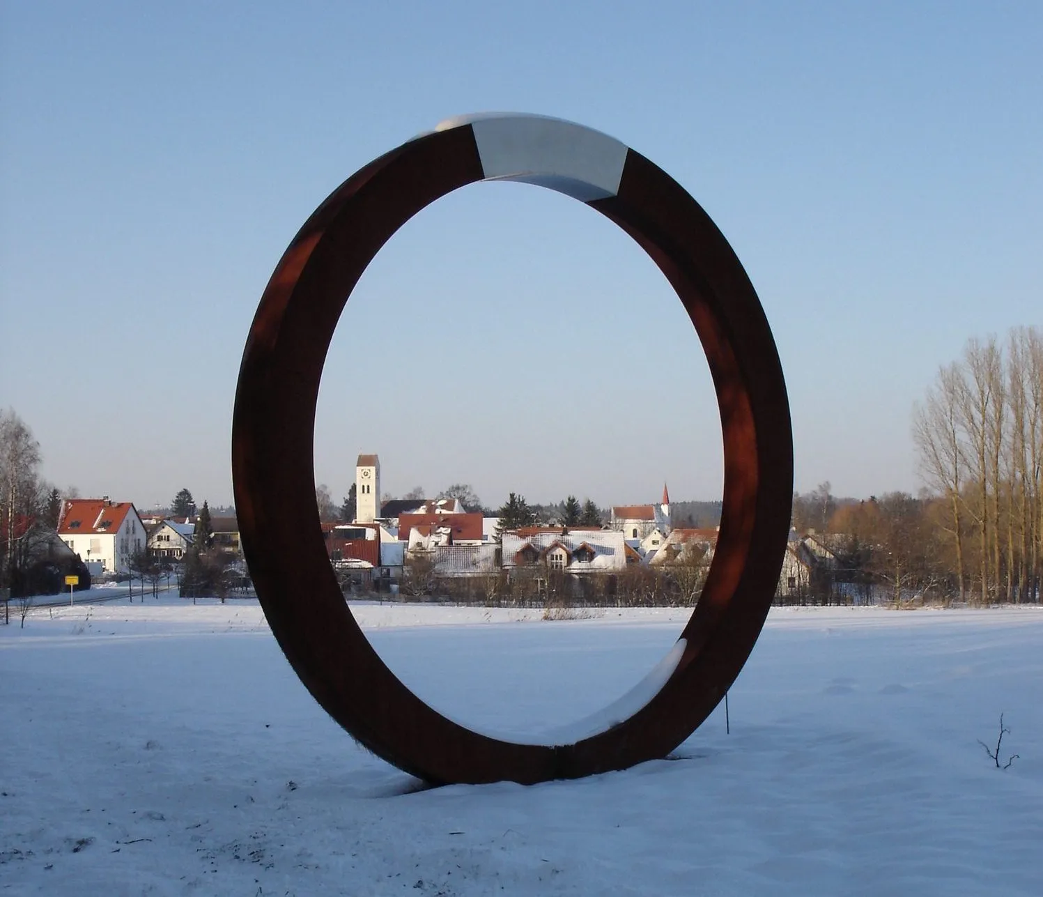 Photo showing: Althegnenberg mit Kunstobjekt "Ring"