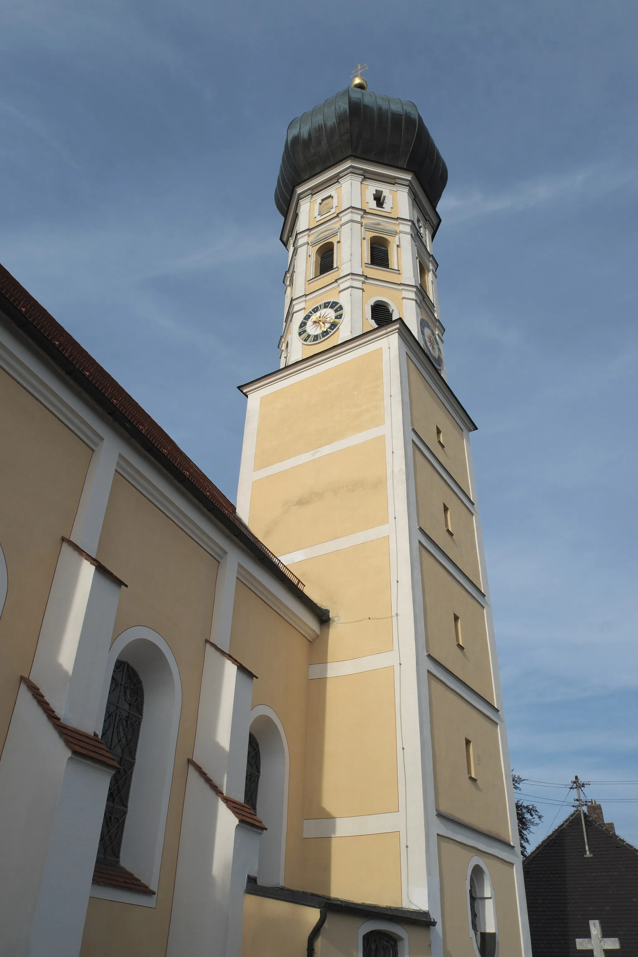 Photo showing: Katholische Pfarrkirche Mariä Himmelfahrt in Walleshausen, einem Ortsteil von Geltendorf im oberbayerischen Landkreis Landsberg am Lech (Bayern/Deutschland), Glockenturm mit Zwiebelhaube