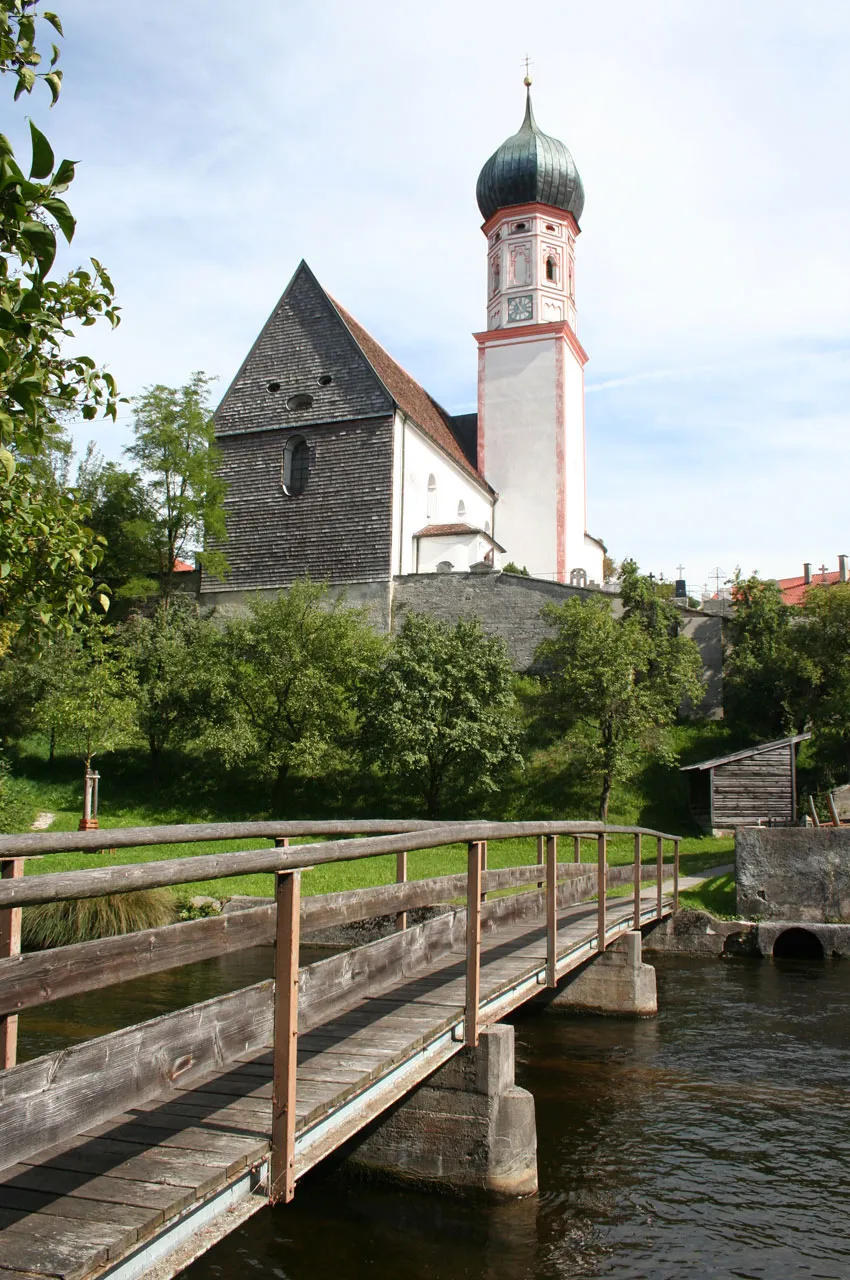 Photo showing: Sankt Agatha Kirche, Uffing, Bayern, from the River Ach.