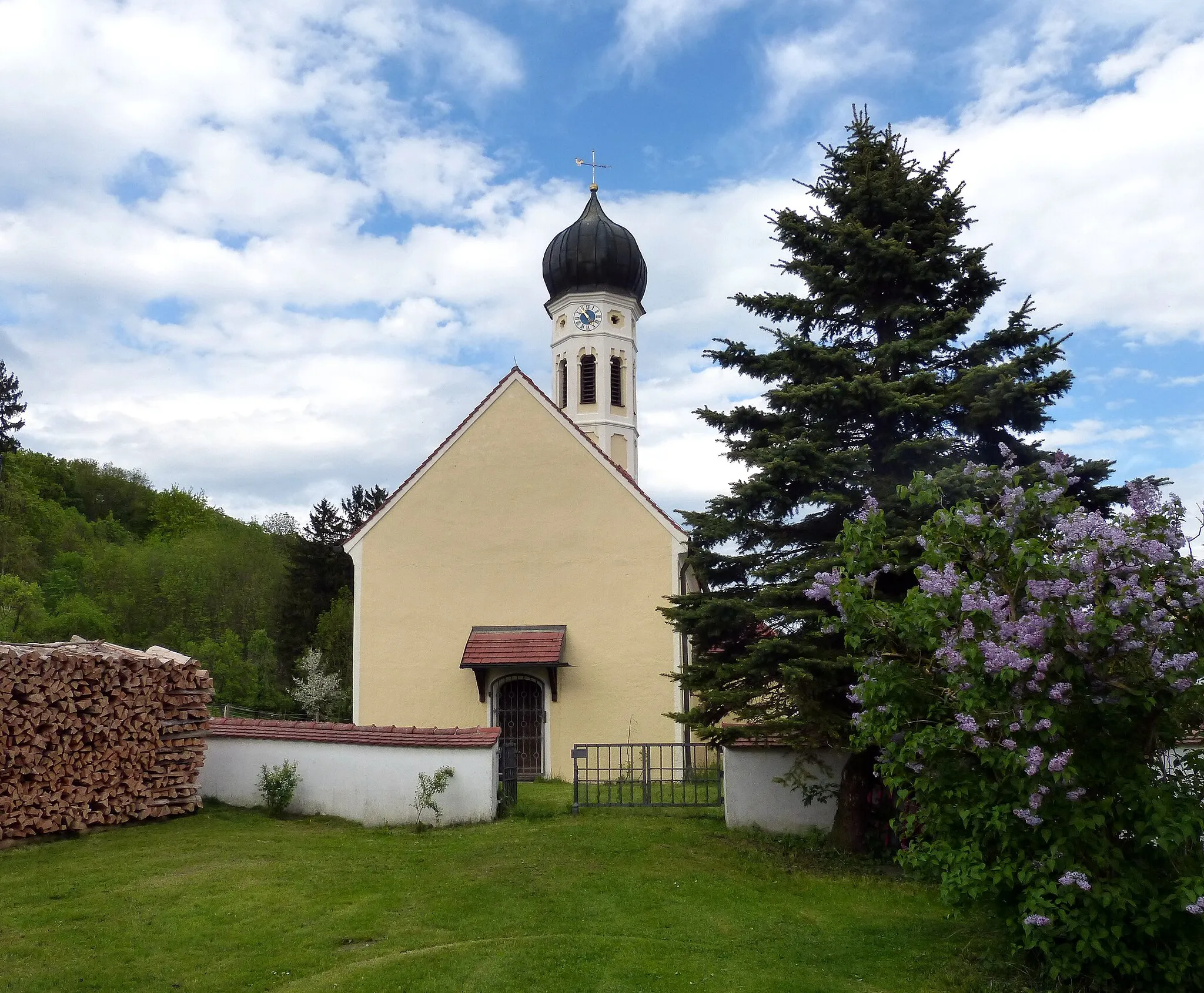 Photo showing: Tutzing, OT Monatshausen, Kirche St. Martin. Die kleine barocke Anlage mit Zwiebelturm wurde am Ende des 17. Jahrhunderts auf der Grundlage eines älteren Gotteshauses errichtet.