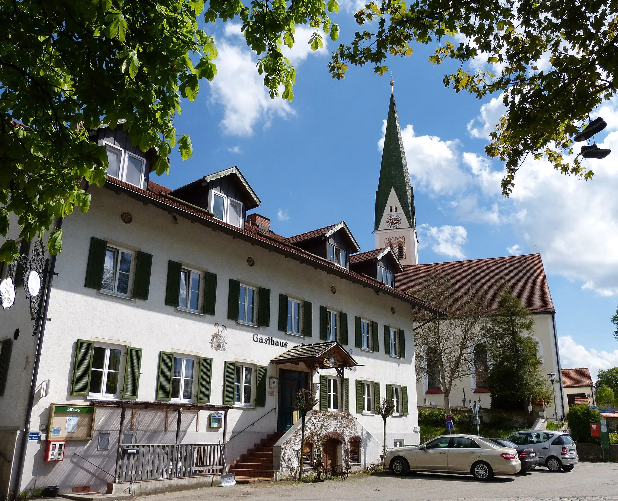 Photo showing: Tutzing, OT Traubing.  Der Dorfplatz Traubings mit Gasthaus und der Kirche St. Mariä Geburt.