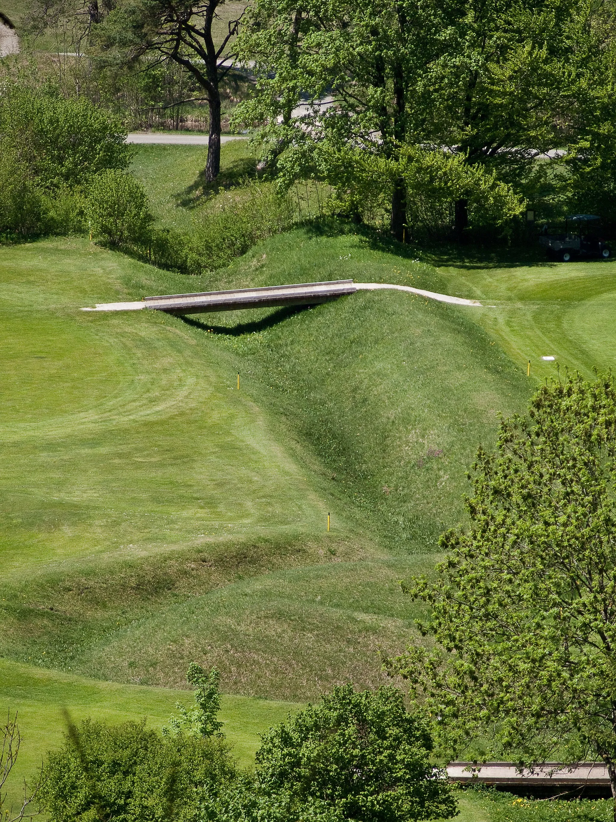 Photo showing: Die Neue Schanz als Teil des Golfplatzes gut erkennbar von der Röhrlewand. Blickrichtung West.