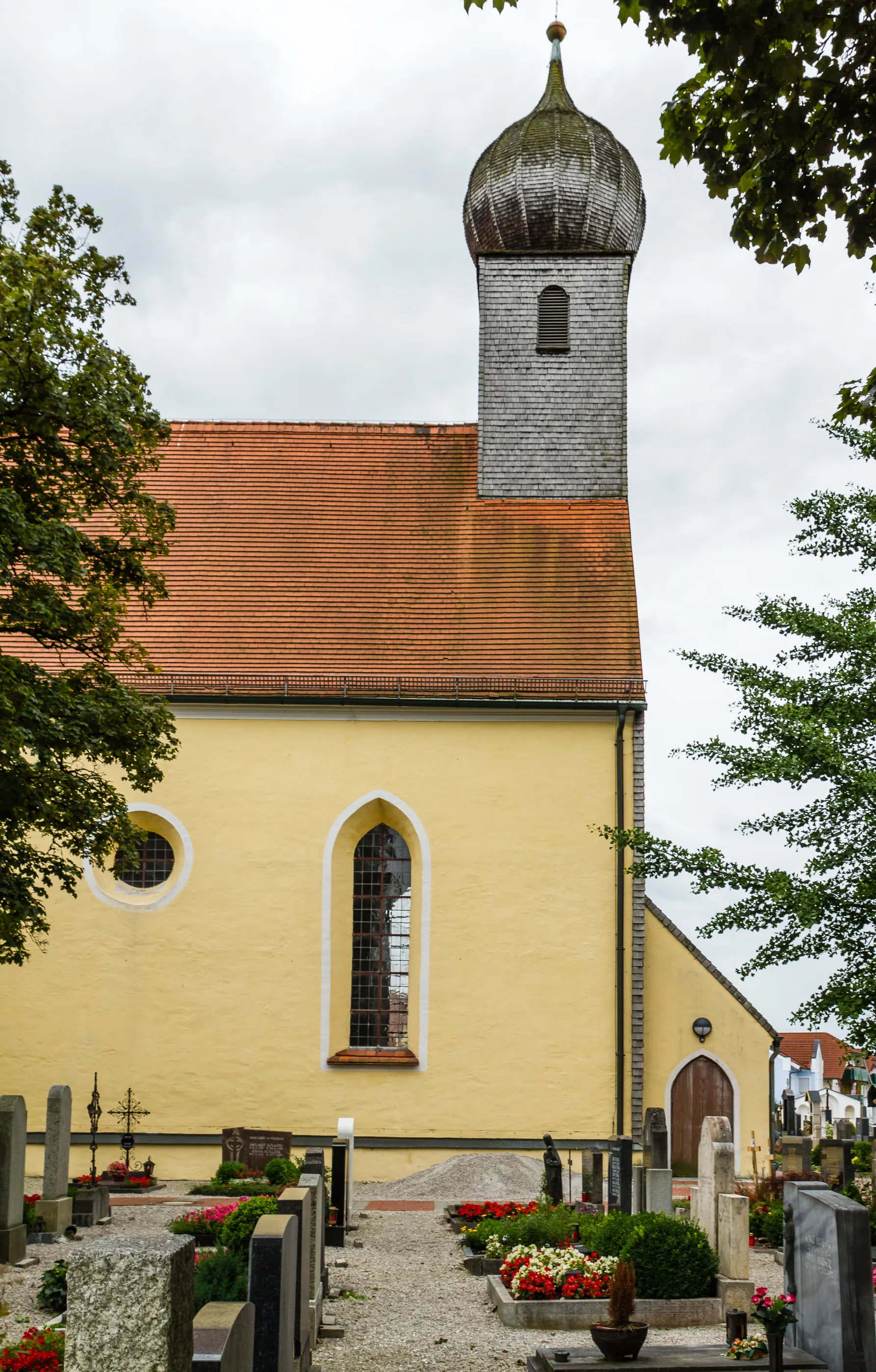 Photo showing: This is a photograph of an architectural monument. It is on the list of cultural monuments of Bayern, no. D-1-73-147-124.
Designation: St. Laurentius Construction time: 1624 Description: Catholic daughter church St. Nantovinus (former Sanctuary) Nantwein.

Nave by Gothic hall church with Baroque interior.
Baroque hall structure with a polygonal apse and western-style imperial roof gable rider, late Gothic in the core, after 1604 increased, with furnishings. Place: Quarter Nantwein, Municipality Wolfratshausen, District Bad Tölz-Wolfratshausen, Bavaria, Germany Location: Meßnergassl
House number: 24