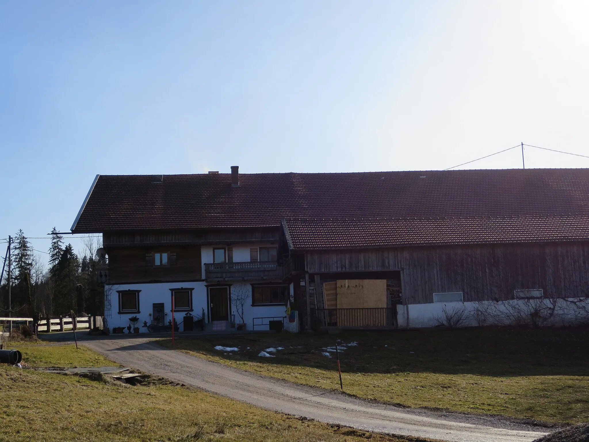 Photo showing: Satteldachbau mit Blockbau-Obergeschoss, zweiseitiger Laube und verbrettertem Giebelfeld, zweite Hälfte 17. Jahrhundert, Dach später