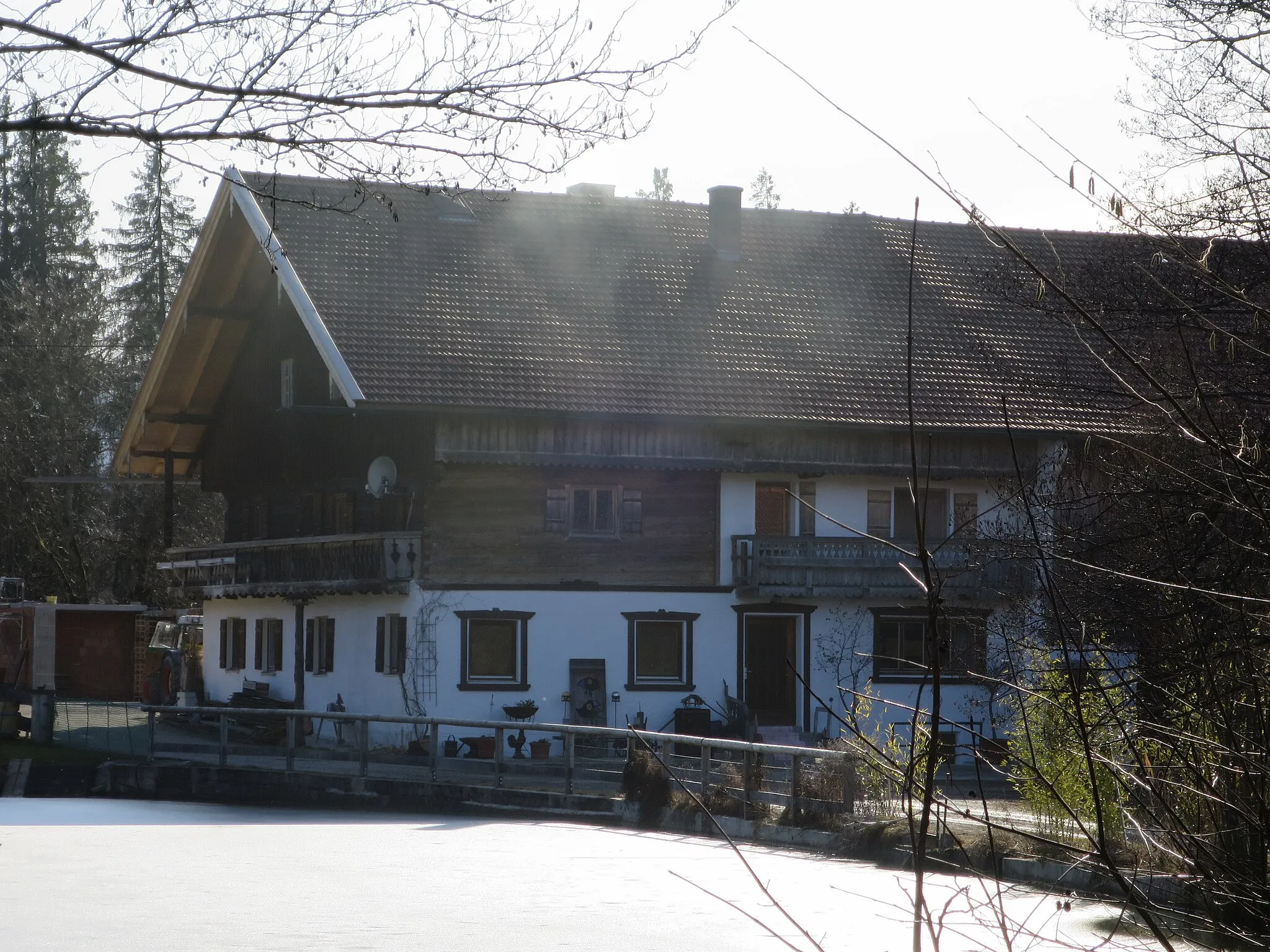 Photo showing: Satteldachbau mit Blockbau-Obergeschoss, zweiseitiger Laube und verbrettertem Giebelfeld, zweite Hälfte 17. Jahrhundert, Dach später