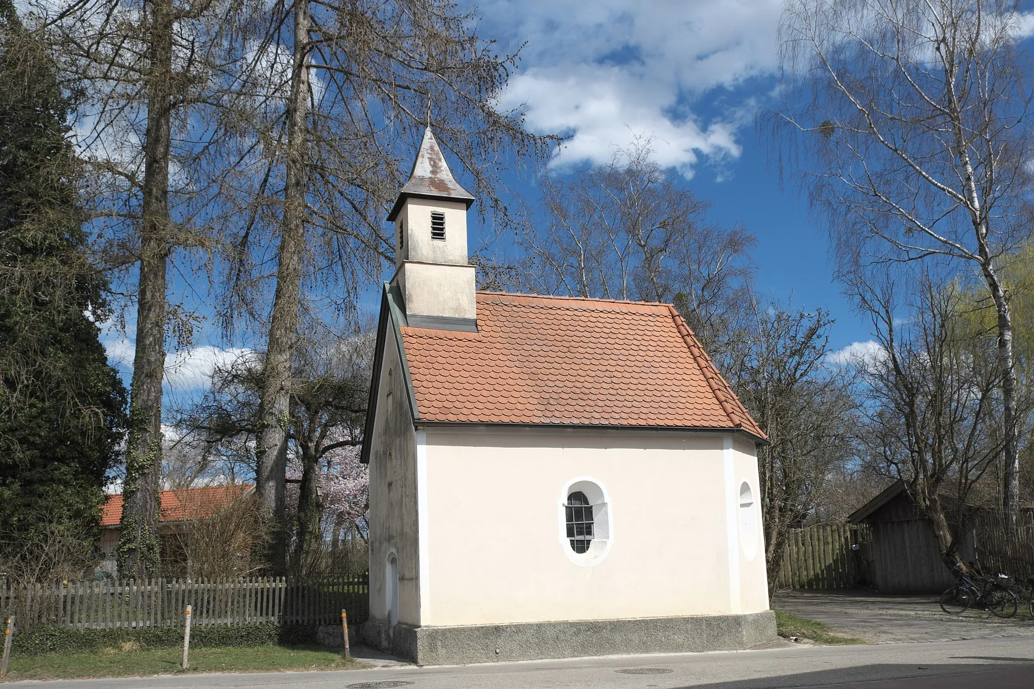 Photo showing: Katholische Kapelle St. Stephanus in Attenhausen (Icking) im Landkreis Bad Tölz-Wolfratshausen (Bayern/Deutschland), aus der zweiten Hälfte des 17. Jahrhunderts