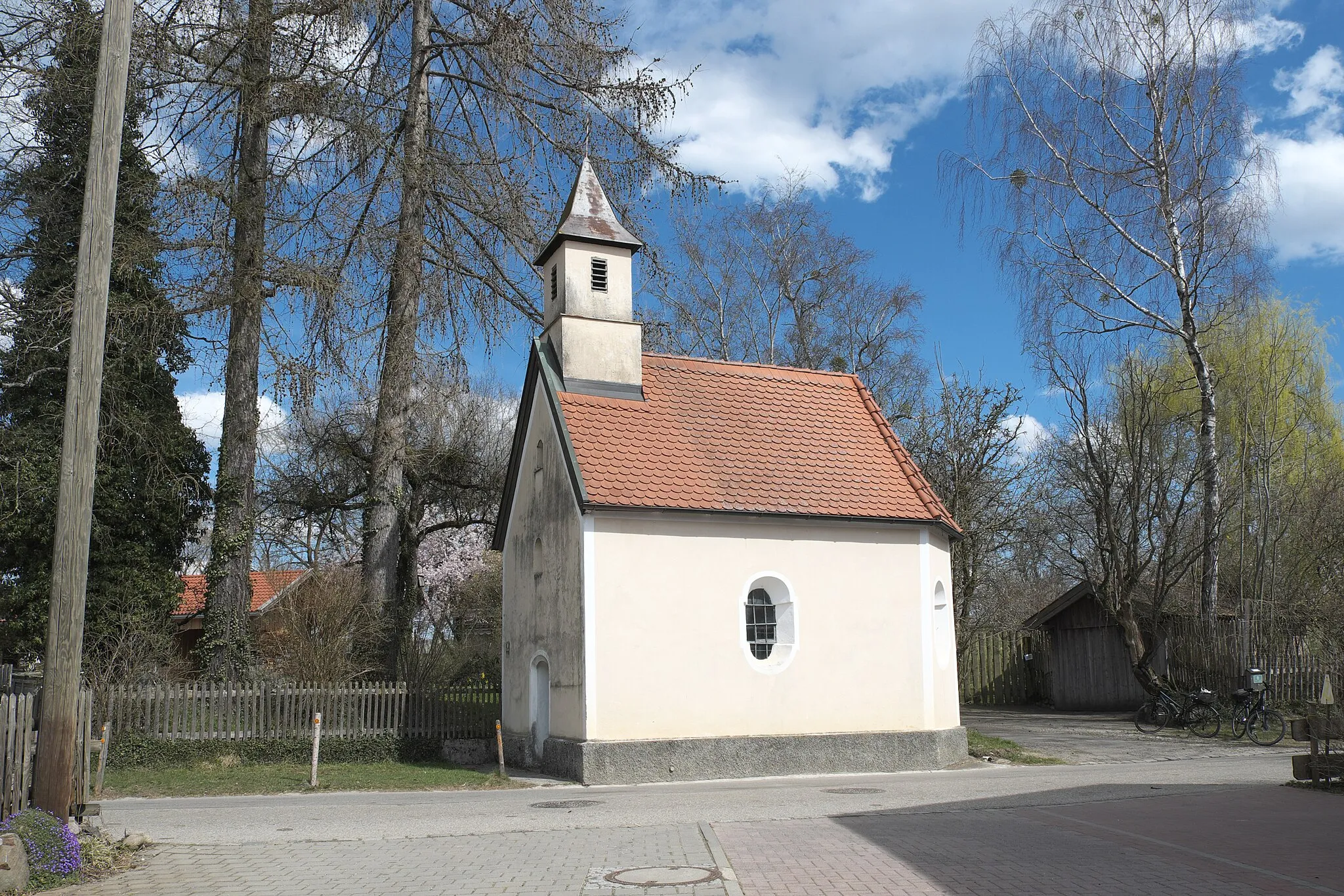 Photo showing: Katholische Kapelle St. Stephanus in Attenhausen (Icking) im Landkreis Bad Tölz-Wolfratshausen (Bayern/Deutschland), aus der zweiten Hälfte des 17. Jahrhunderts