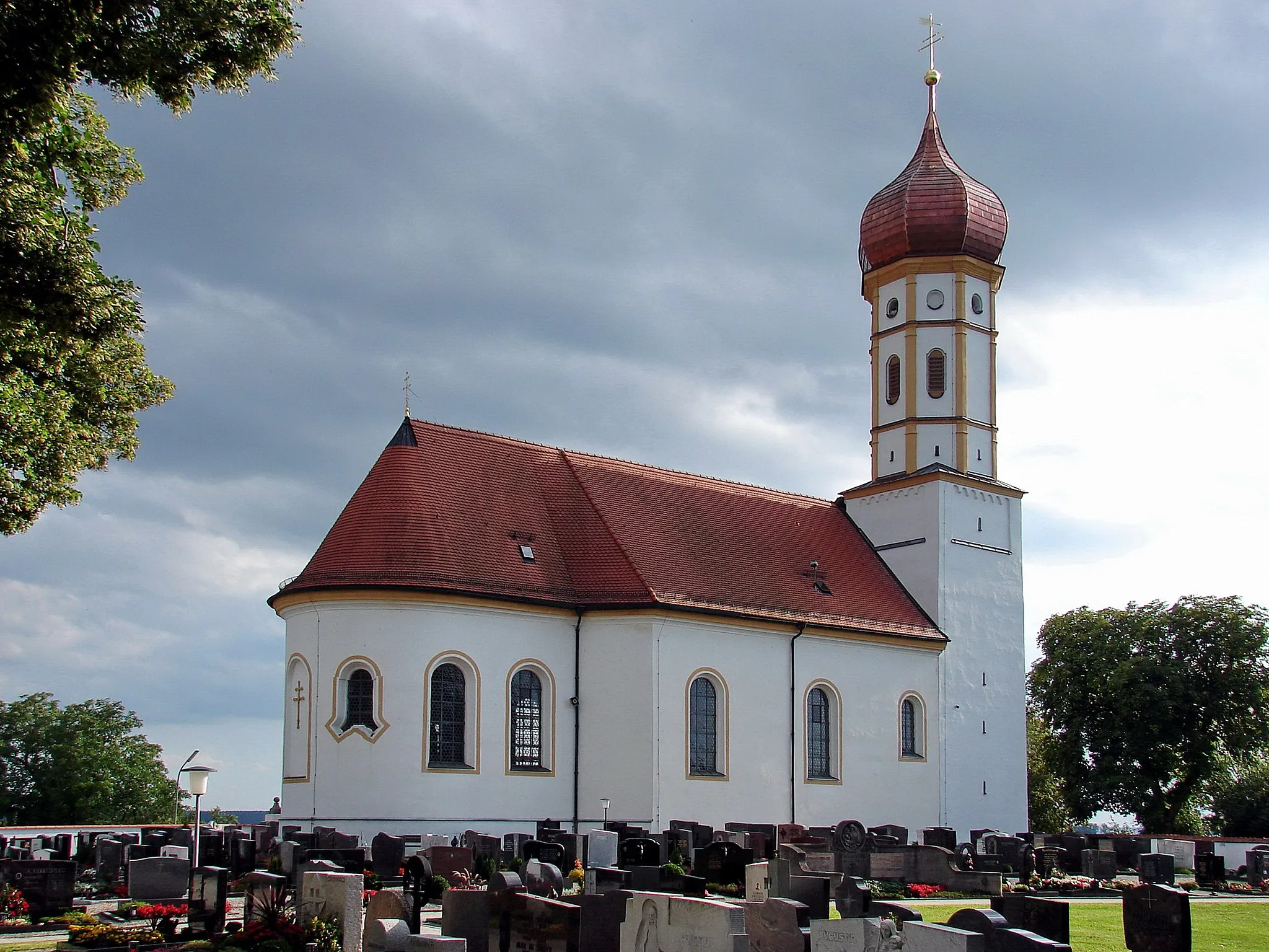 Photo showing: Kath. Pfarrkirche Mariae Heimsuchung, barocke Saalkirche, erbaut 1767, Turmunterbau romanisch; mit Ausstattung; Friedhofsmauer; mit Strebepfeilern (westliche Hälfte), wohl 17. Jh.