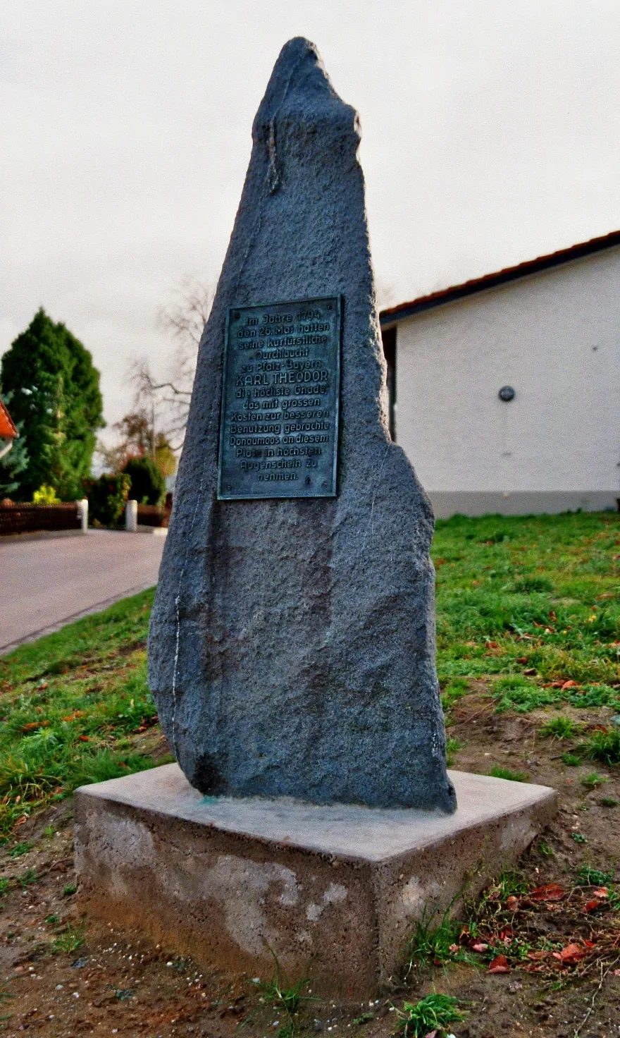 Photo showing: Donaumoos Memorial (Donaumoos-Denkmal) in Berg im Gau, District Neuburg-Schrobenhausen, Bavaria, Germany.