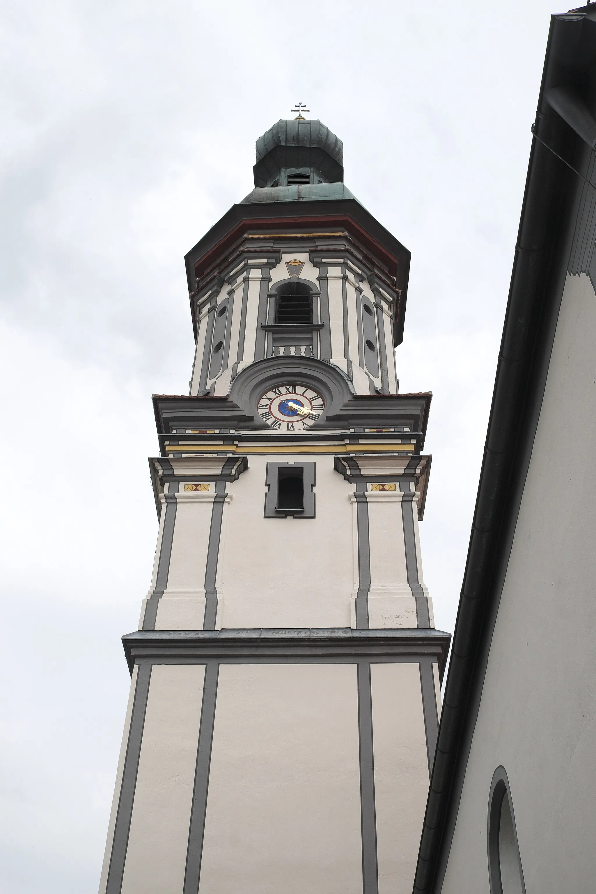 Photo showing: Katholische Pfarrkirche St. Quirin in Pobenhausen (Karlskron) im oberbayerischen Landkreis Neuburg-Schrobenhausen (Bayern/Deutschland), Turm mit Zwiebelhaube
