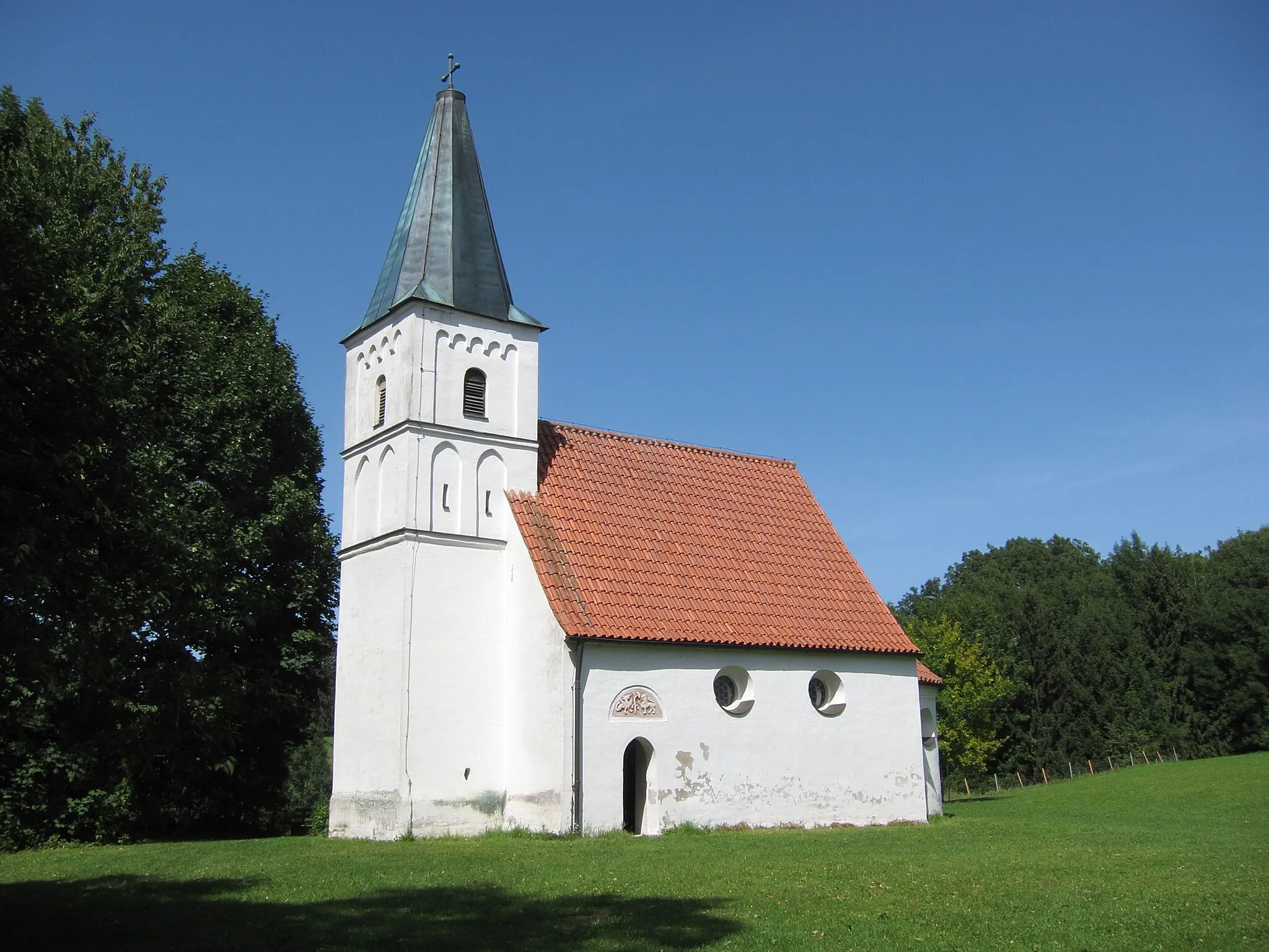 Photo showing: Wartenberg; Ehem. Burgkapelle St. Nikolaus auf dem Berg der abgegangenen Burg Wartenberg, kleiner Saalbau mit Apsis und romanischen und gotischen Stilelementen, 12./13. Jahrhundert; mit Ausstattung.