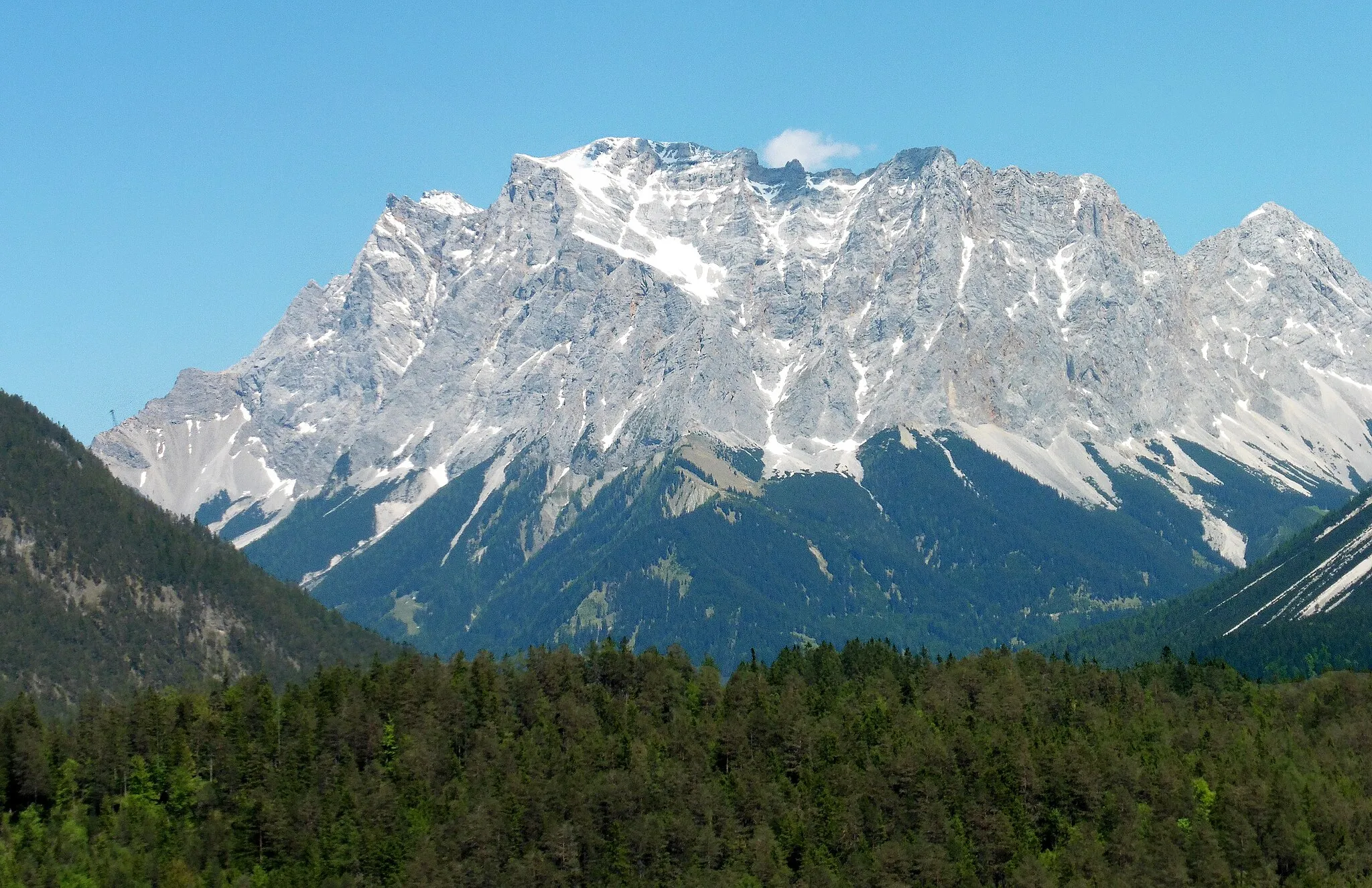 Photo showing: Zugspitze seen from West (from Fernpass).