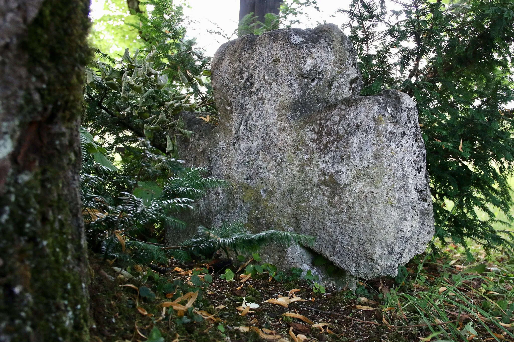Photo showing: Das Sühnekreuz aus Tuffstein in Wessobrunn, wenige Meter neben dem Wessobrunner Gebetsstein.