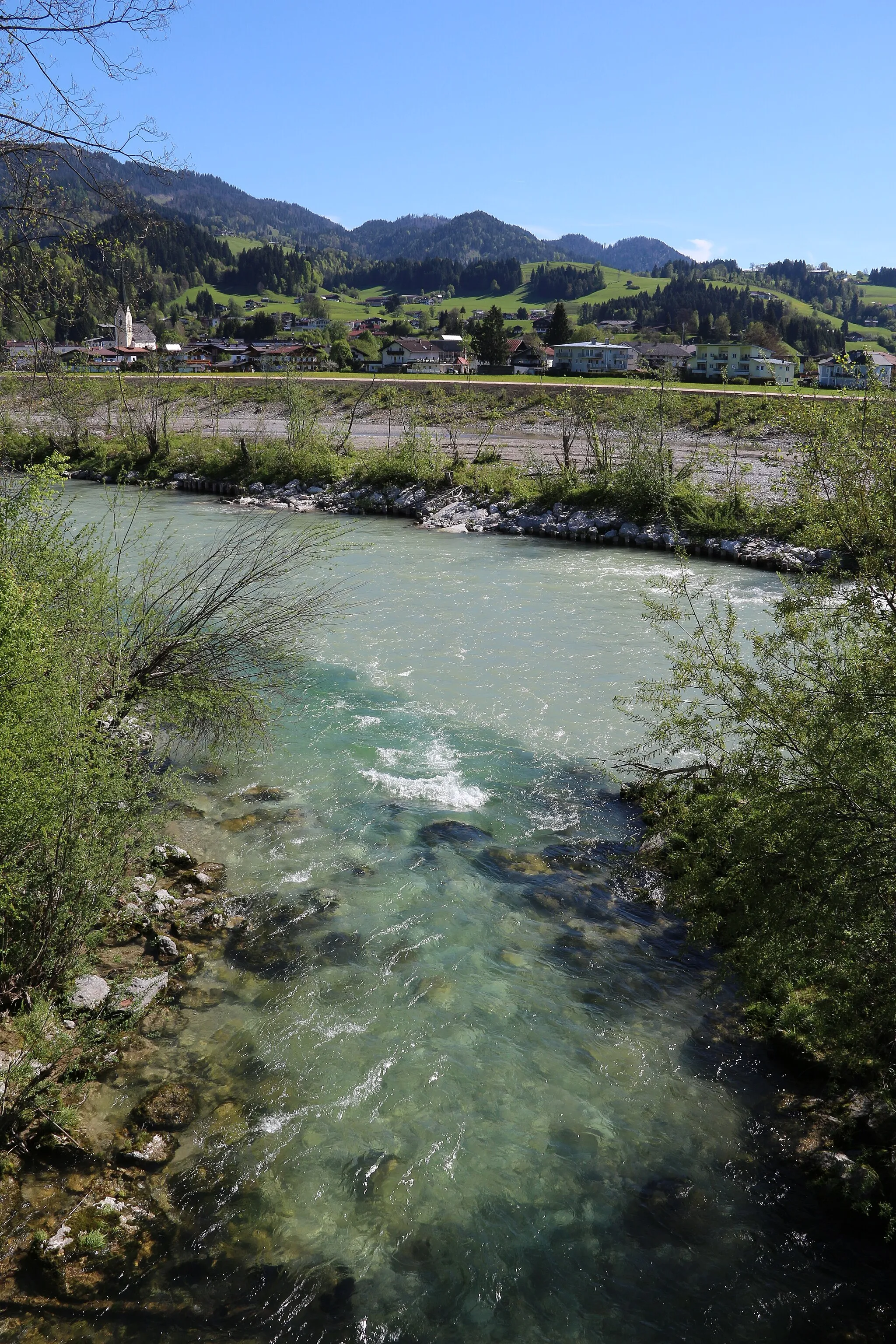 Photo showing: Der Kohlenbach an der Mündung in die Großache in Kössen, Tirol.