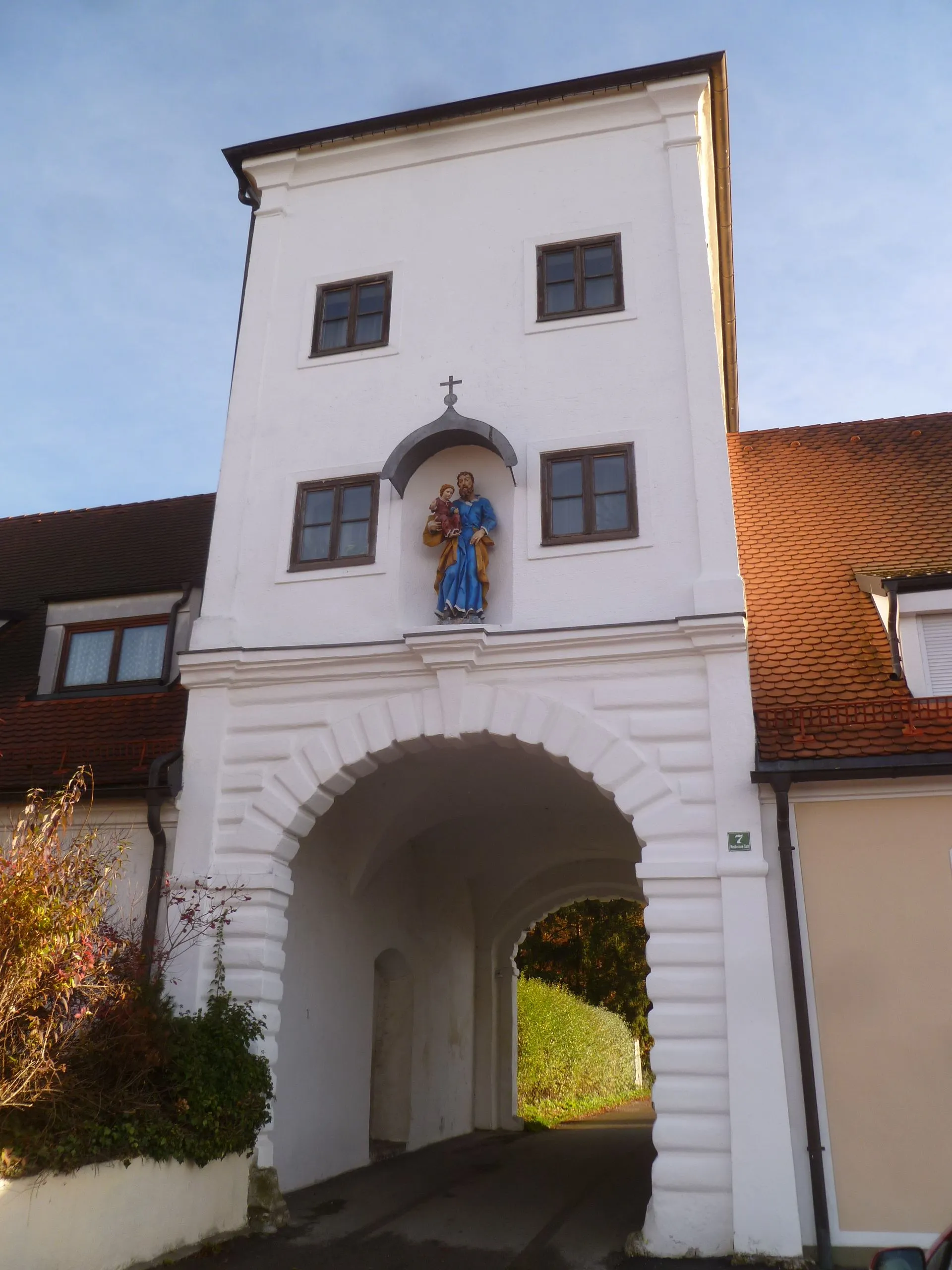 Photo showing: Gesamtanlage des ehem. Augustiner-Chorherrenklosters Ranshofen: Pfarrkirche (Stiftskirche), "Schlössl" (Klostertrakte), Meierhof, Friedhof mit Karner, Einfriedungsmauern mit Portalanlagen, Gartenbaudenkmale im ehem. Konventgarten; Reste von Vorgängerbauten