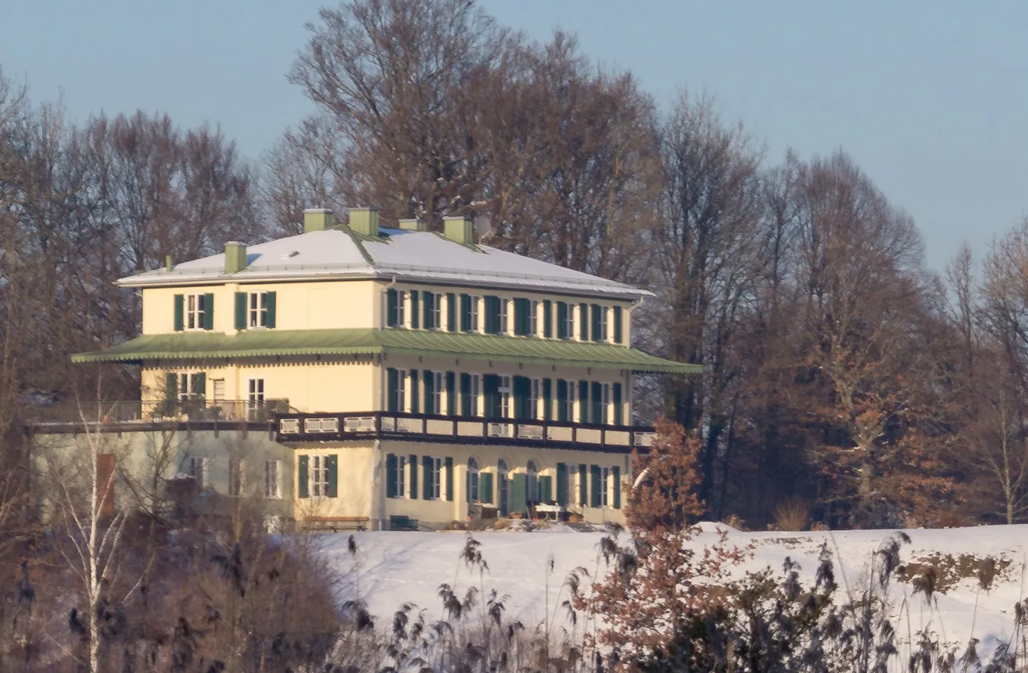 Photo showing: Villa (ehem. Maffei) in Iffeldorf, Ortsteil Staltach vom zugefrorenen Fischkalter aus.
Adresse: Gut Staltach 1