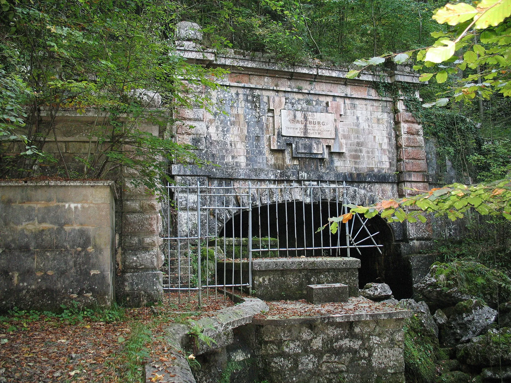 Photo showing: The so called “Fürstenbrunnen” near Fürstenbrunn, Salzburg. Source of the Glan, which joins the river Salzach near the city of Salzburg.