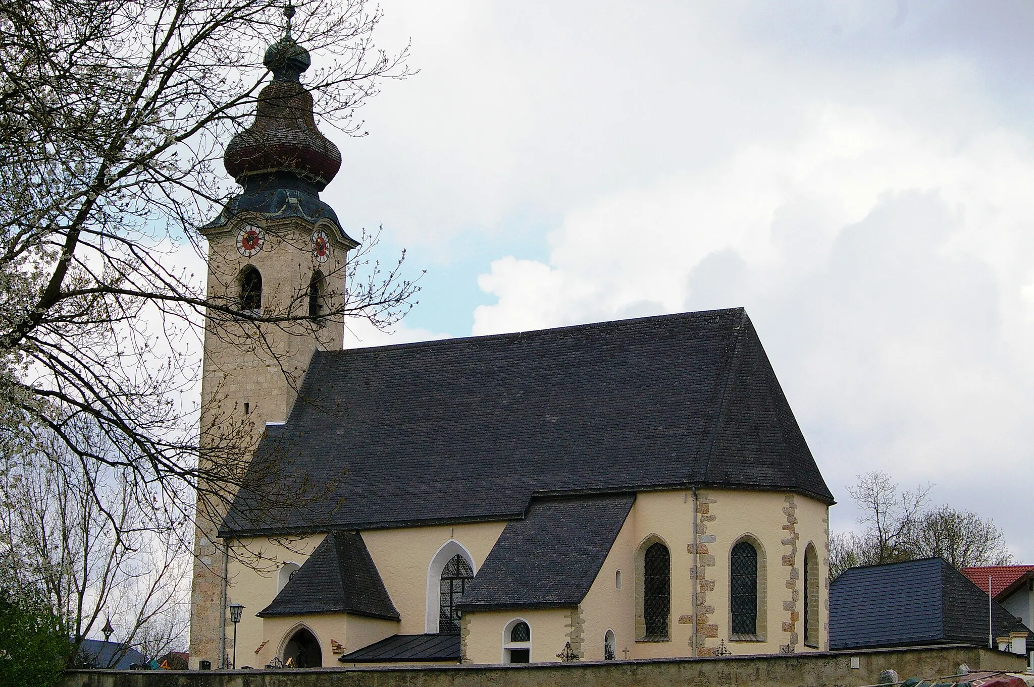 Photo showing: parish church Dorfbeuern 8th century