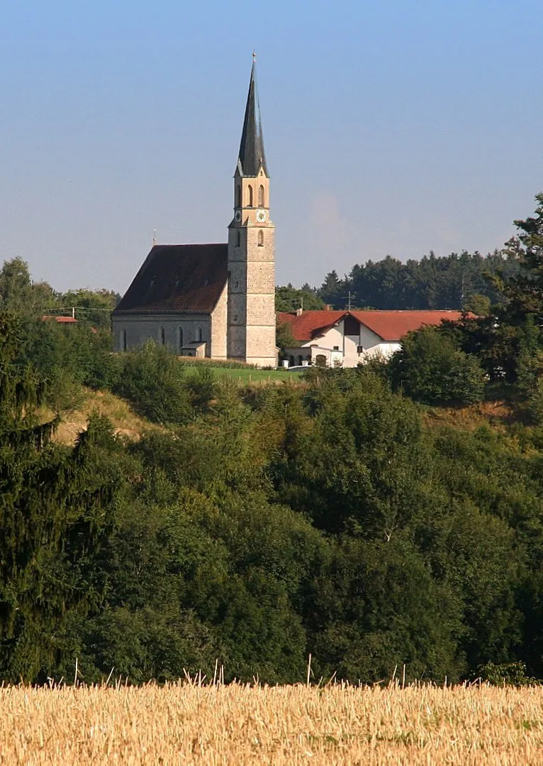 Photo showing: Die Wallfahrtskirche St. Mariä Himmelfahrt in Pietenberg (Gemeinde Taufkirchen, Landkreis Mühldorf am Inn, Oberbayern). Ein später teilweise veränderter gotischer Kirchenbau des 15. Jahrhunderts.