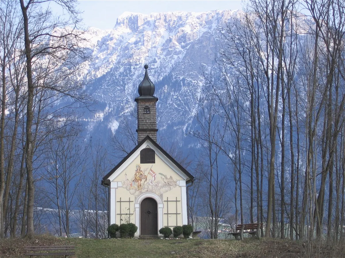 Photo showing: Oberaudorf, Saint Florian's Chapel at Florianiberg with the Zahmer Kaiser mountain in background.