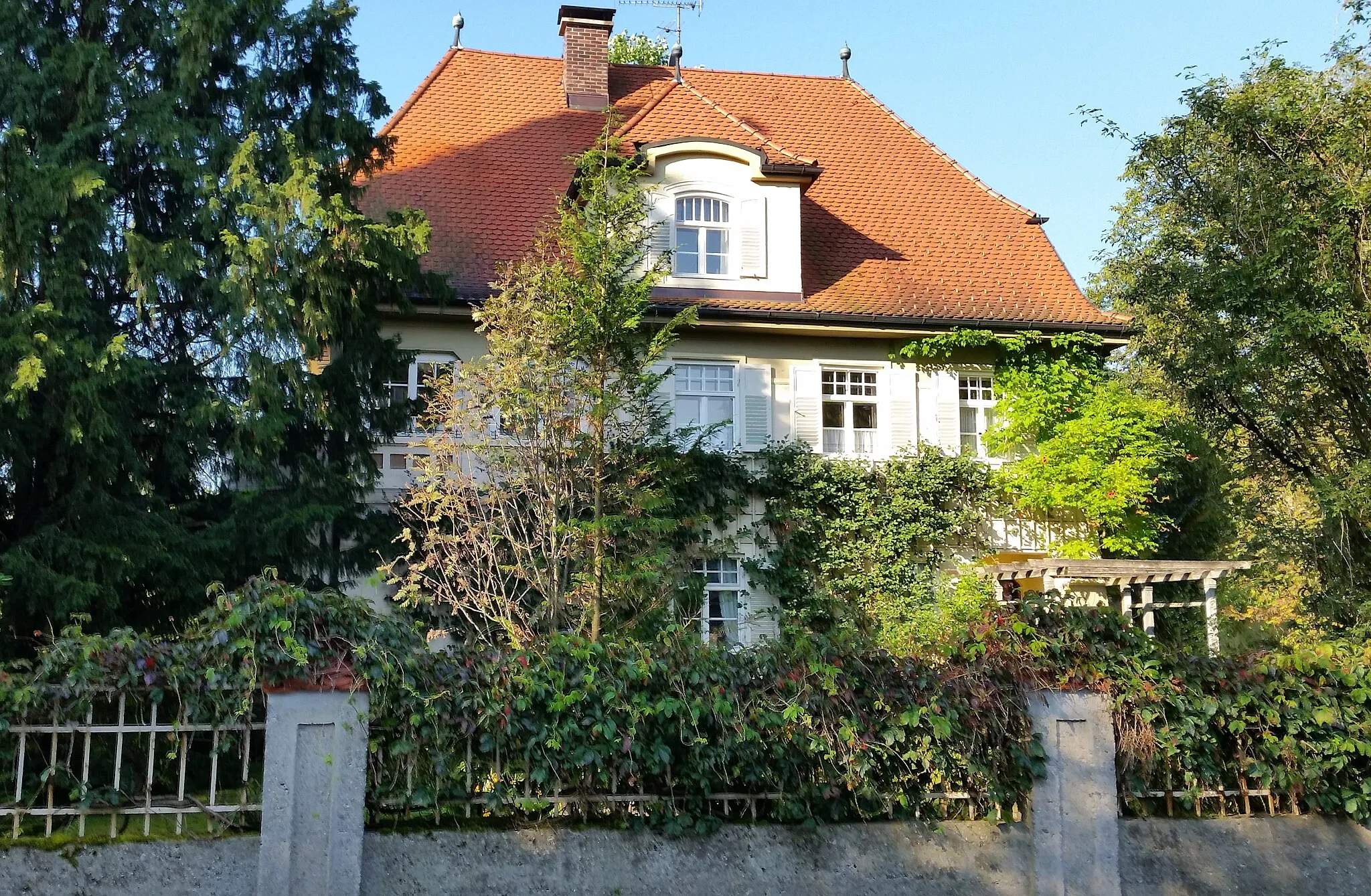 Photo showing: This is a photograph of an architectural monument. It is on the list of cultural monuments of Bayern, no. D-1-89-118-93.