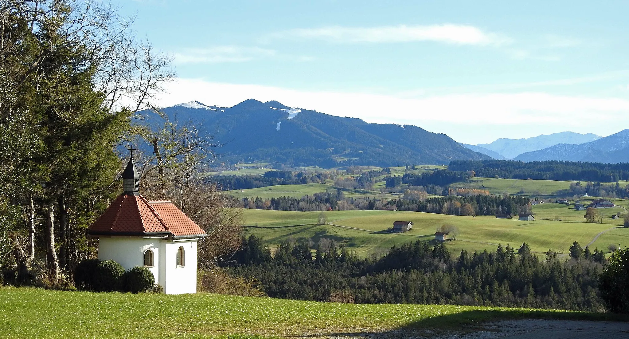 Photo showing: Blick von Lettigenbichl über das Bad Bayersoiener Gemeindegebiet zum Hörnle