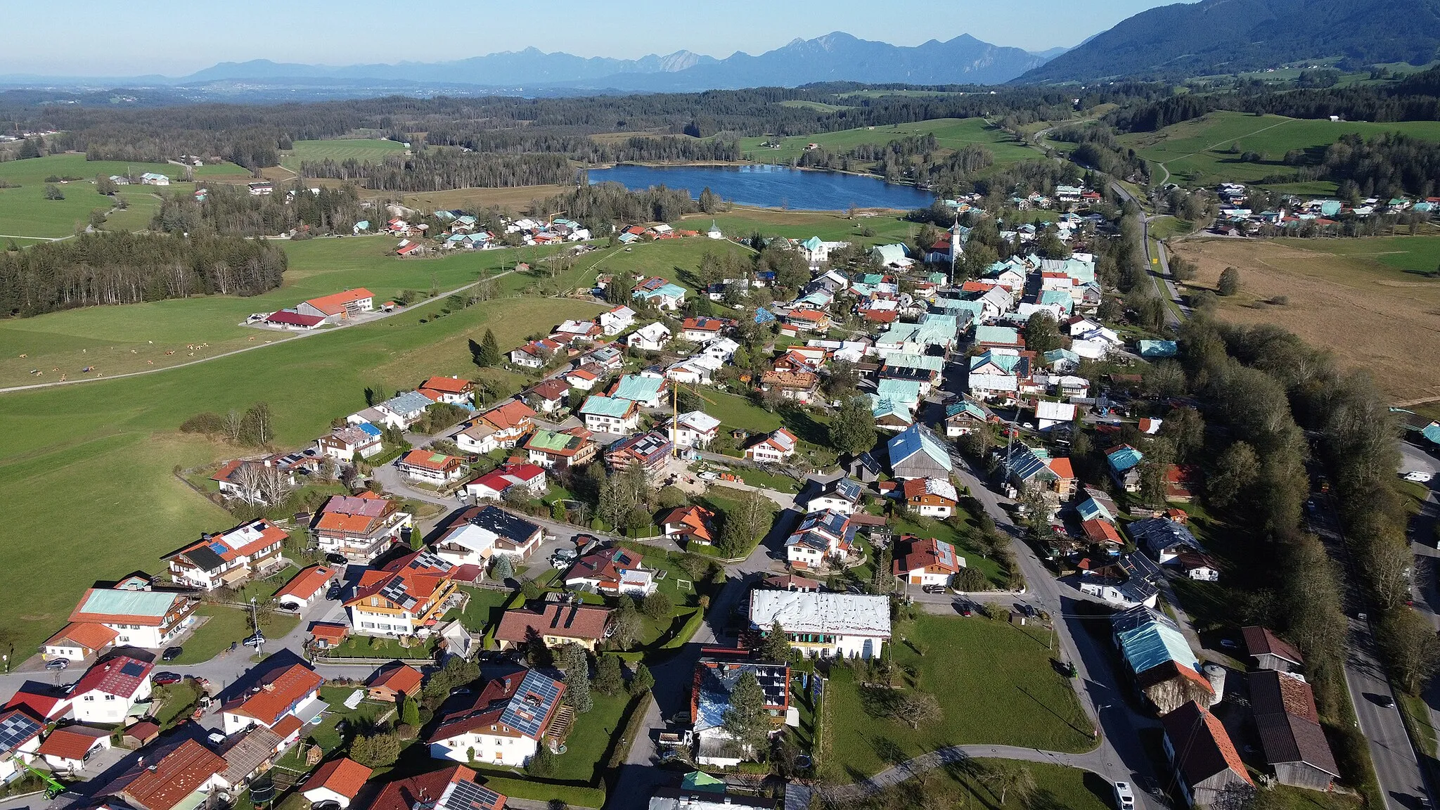 Photo showing: Aerial view of Bad Bayersoien after the severe hailstorm on August 26, 2023. The extensive damage to the roofs, which have been covered with tarps or emergency roofs, is clearly visible. The village center is particularly affected.
