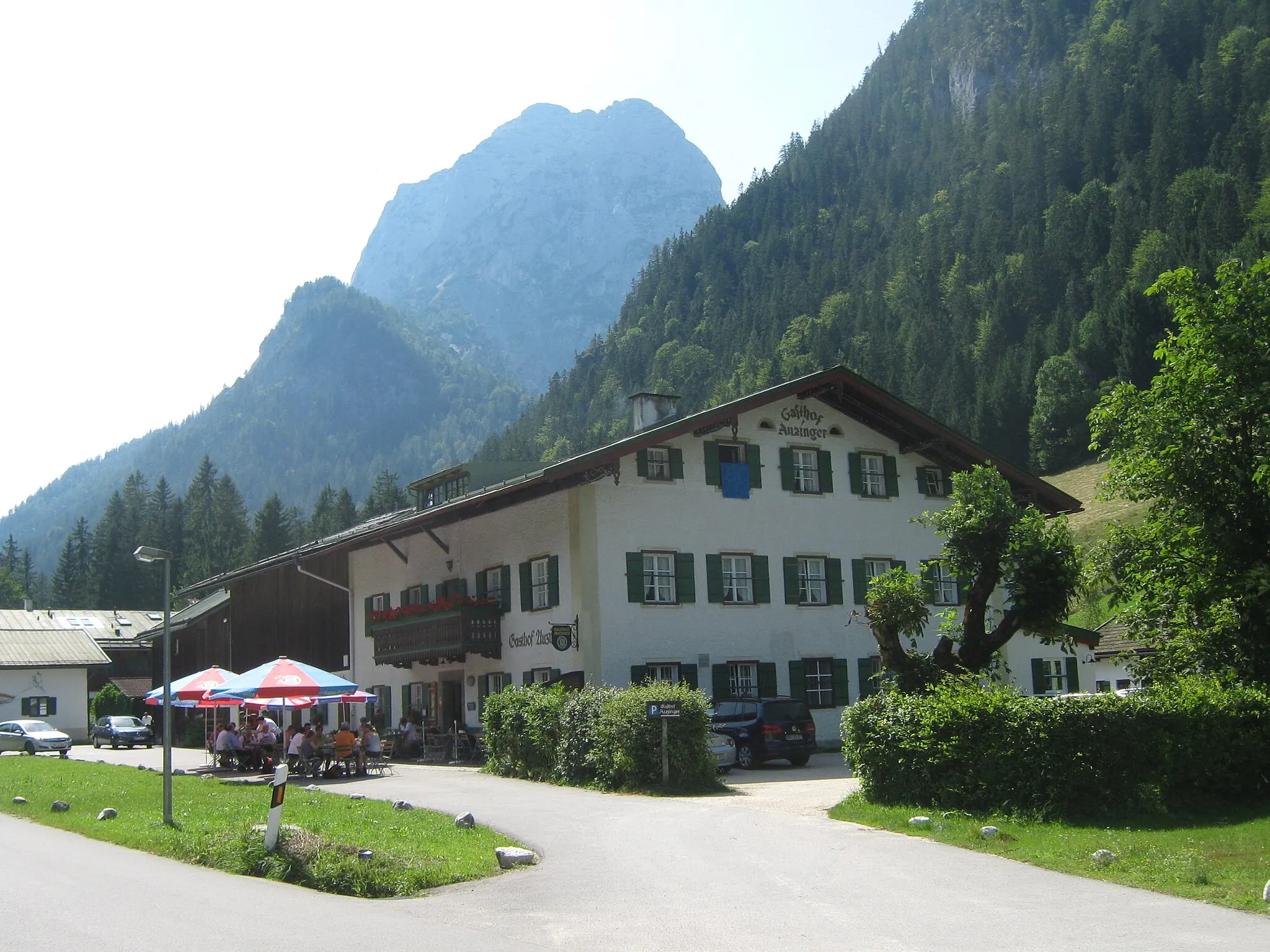 Photo showing: Gasthof Auzinger, Hintersee, Antenbichl, Ramsau bei Berchtesgaden, von der Hirschbichlstraße aus (Osten)