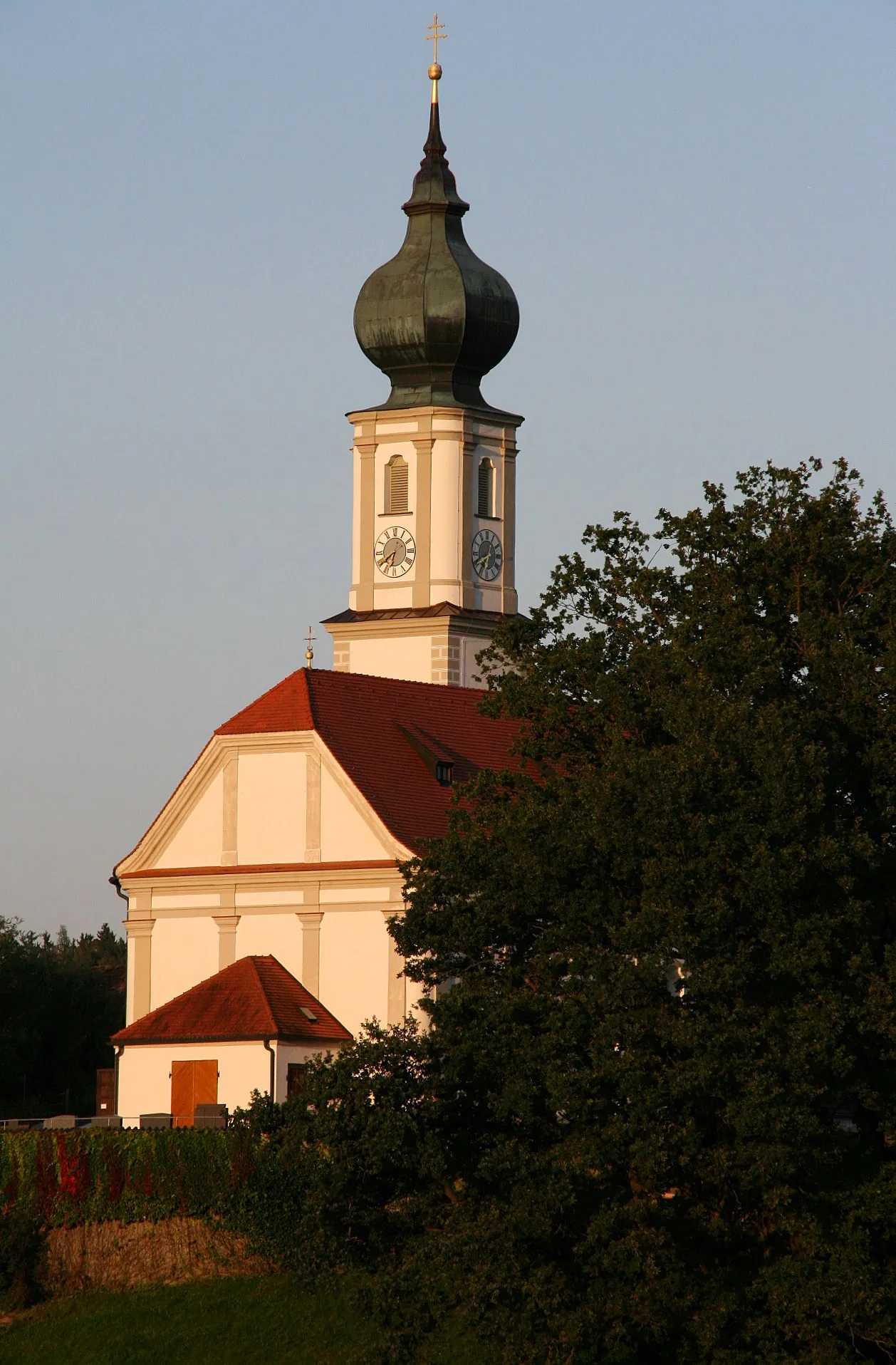 Photo showing: St. Martin, die katholische Pfarrkirche von Niedertaufkirchen (Landkreis Mühldorf am Inn, Oberbayern). Der ansehnliche Barockbau, errichtet 1723, steht durch die erhöhte Position reizvoll in der nördlichen Hügellandschaft des Landkreises.