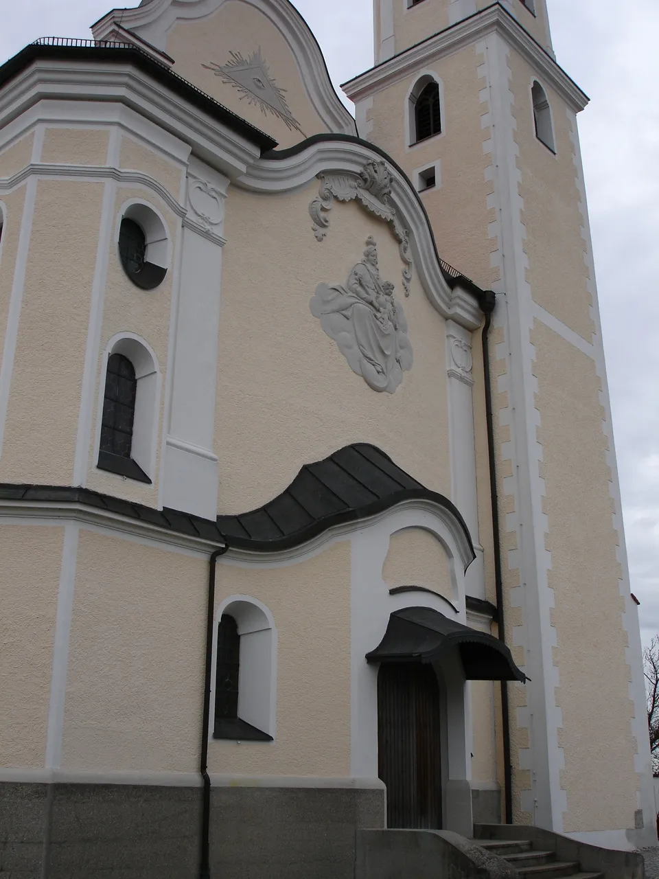 Photo showing: Stuckrelief-Madonna von Anton Kaindl an der Eingangsfront der Kirche St. Michael in Schönberg, Landkreis Mühldorf am Inn