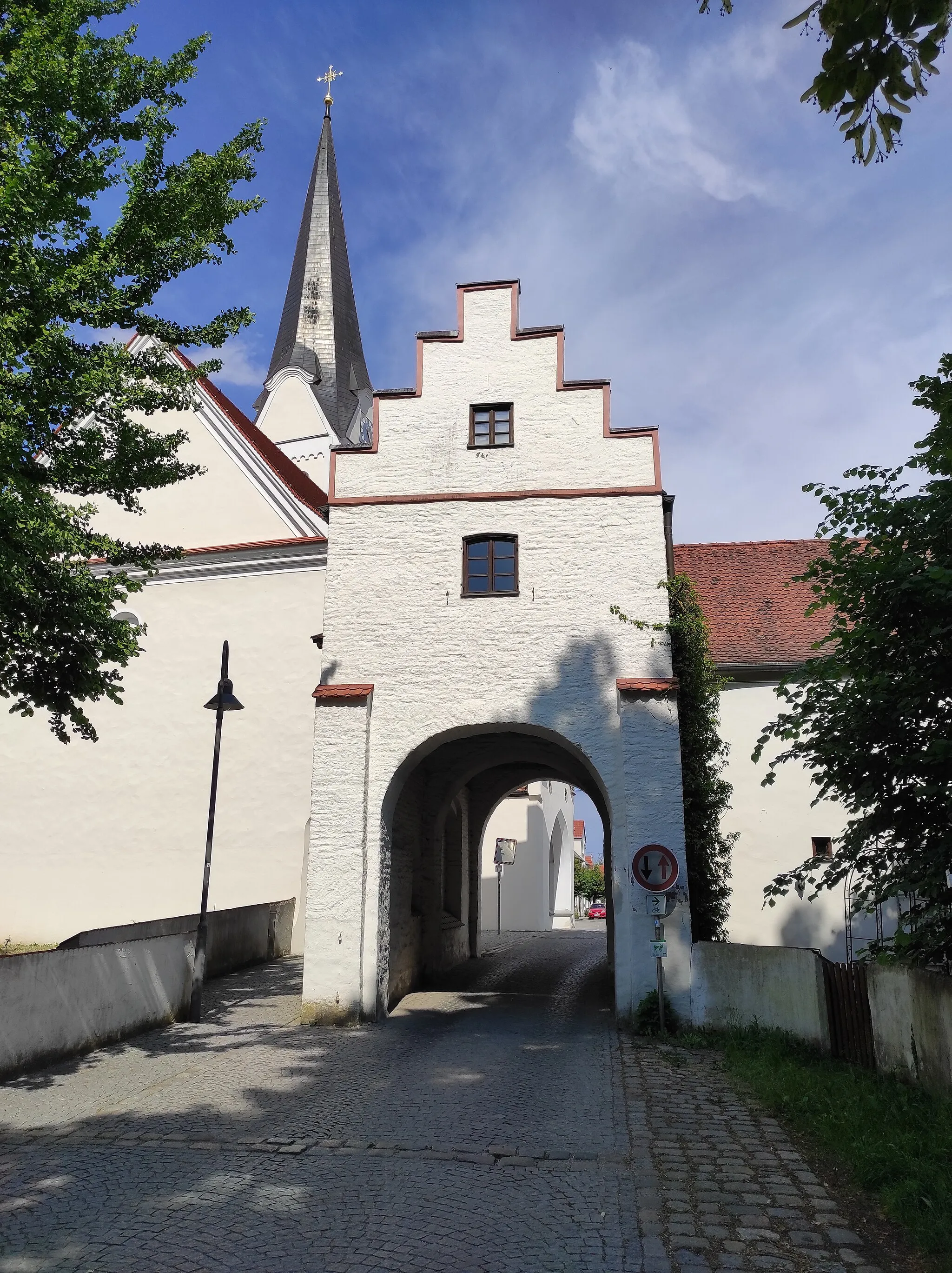 Photo showing: Torbogen und Marktkirche von Hohenwart an der Paar (Juni 2023)