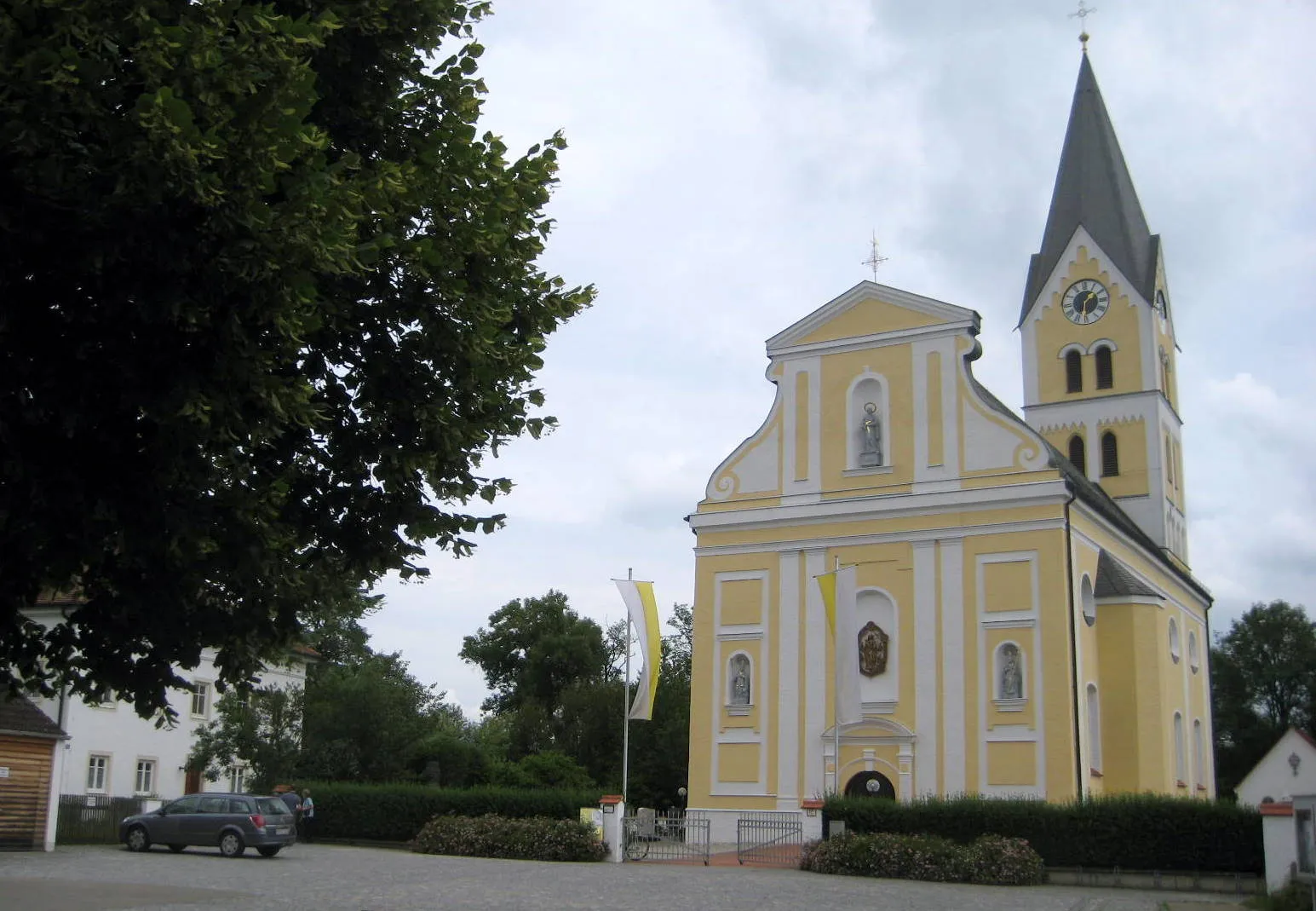Photo showing: Das ist die Vorderansicht der Pfarrkirche St.Josef von Allershausen, Landkreis Freising, Bayern