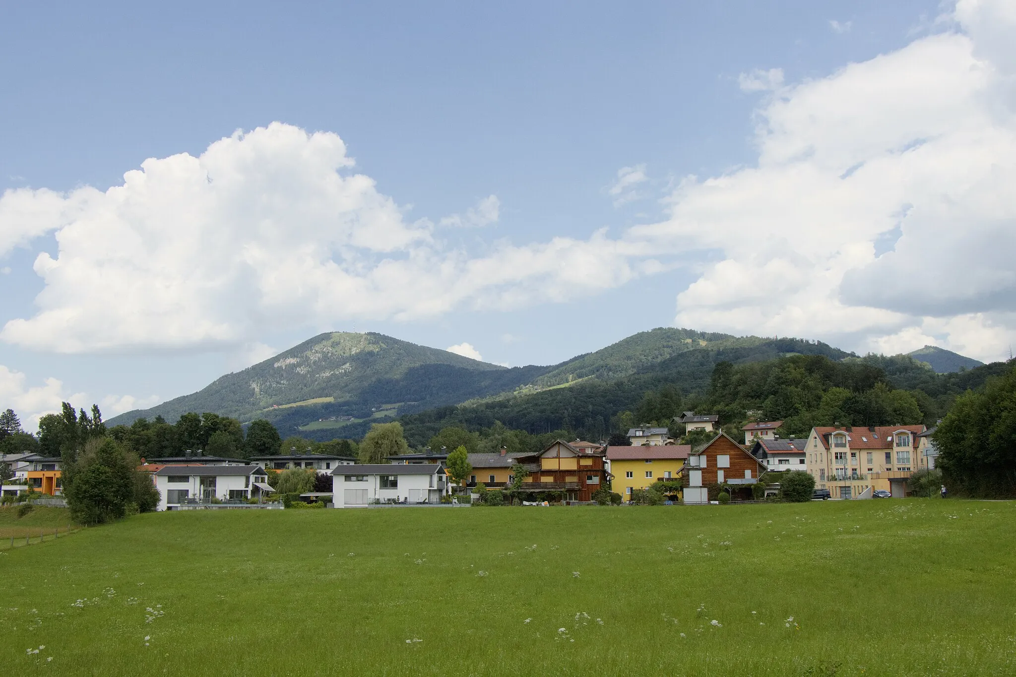 Photo showing: Elsbethen (Bezirk Salzburg-Umgebung): Ortsteil Glasenbach - Ansicht von Süden; im Hintergrund links der Gaisberg, rechts der Rauchenbühel