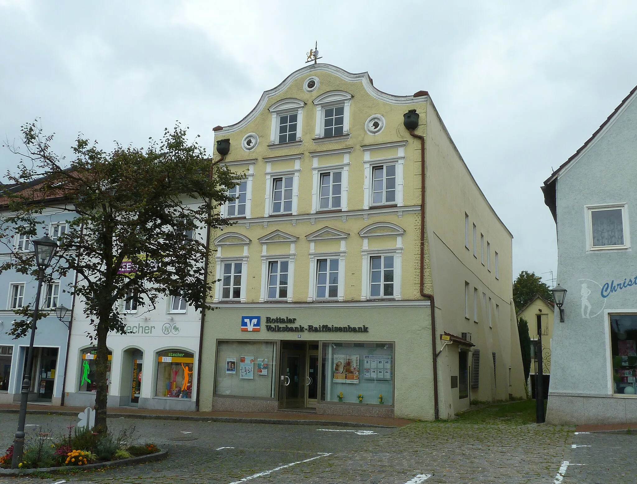 Photo showing: Neumarkt St. Veit, denkmalgeschütztes Wohn- und Geschäftshaus Stadtplatz 18