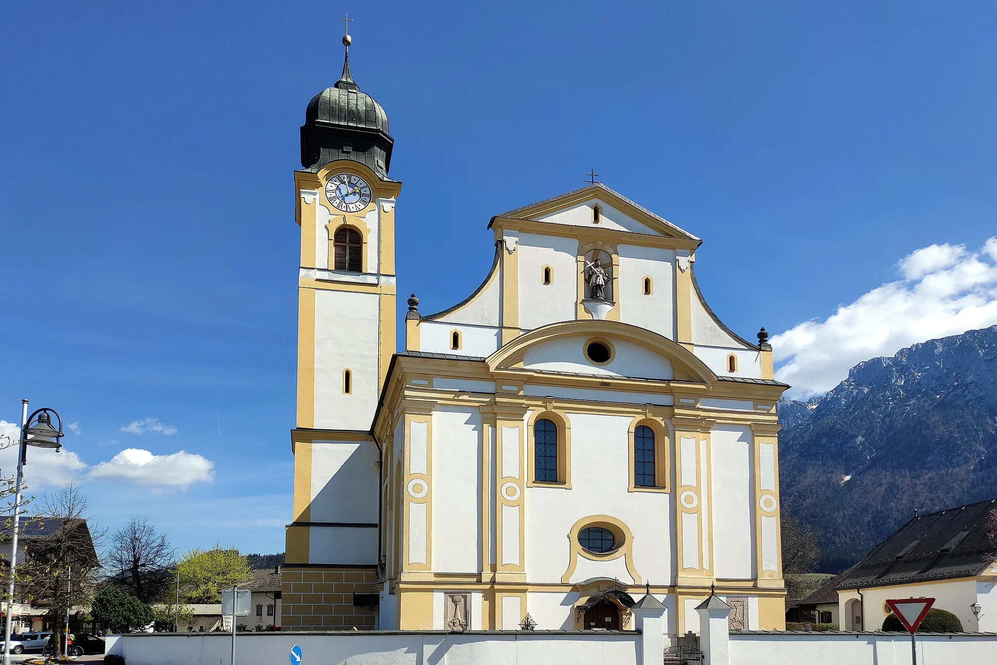 Photo showing: Die Pfarrkirche Mariä Himmelfahrt ist eine spätbarocke römisch-katholische Kirche in Ebbs, Tirol, Österreich. Sie wurde 1748-56 nach Plänen von Abraham Millauer errichtet.