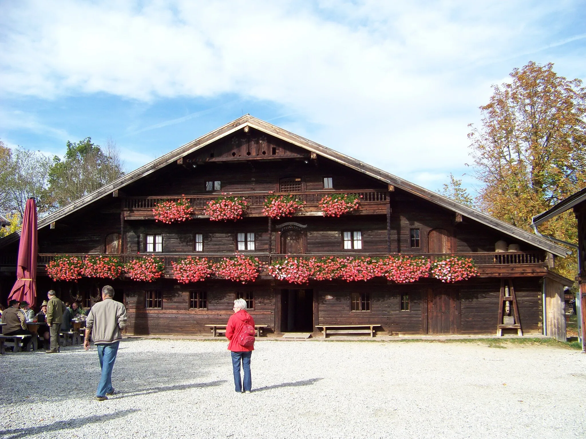 Photo showing: Massing, Spirknerstraße 1, Schusterödhof. Wohnstallhaus eines ehemaligen Einödhofes aus Schusteröd (Landkreis Rottal-Inn). Stockhaus mit zwei Giebelschroten, bezeichnet 1770. 
Der Hof wurde 1966 ins Freilichtmuseum Massing transferiert.