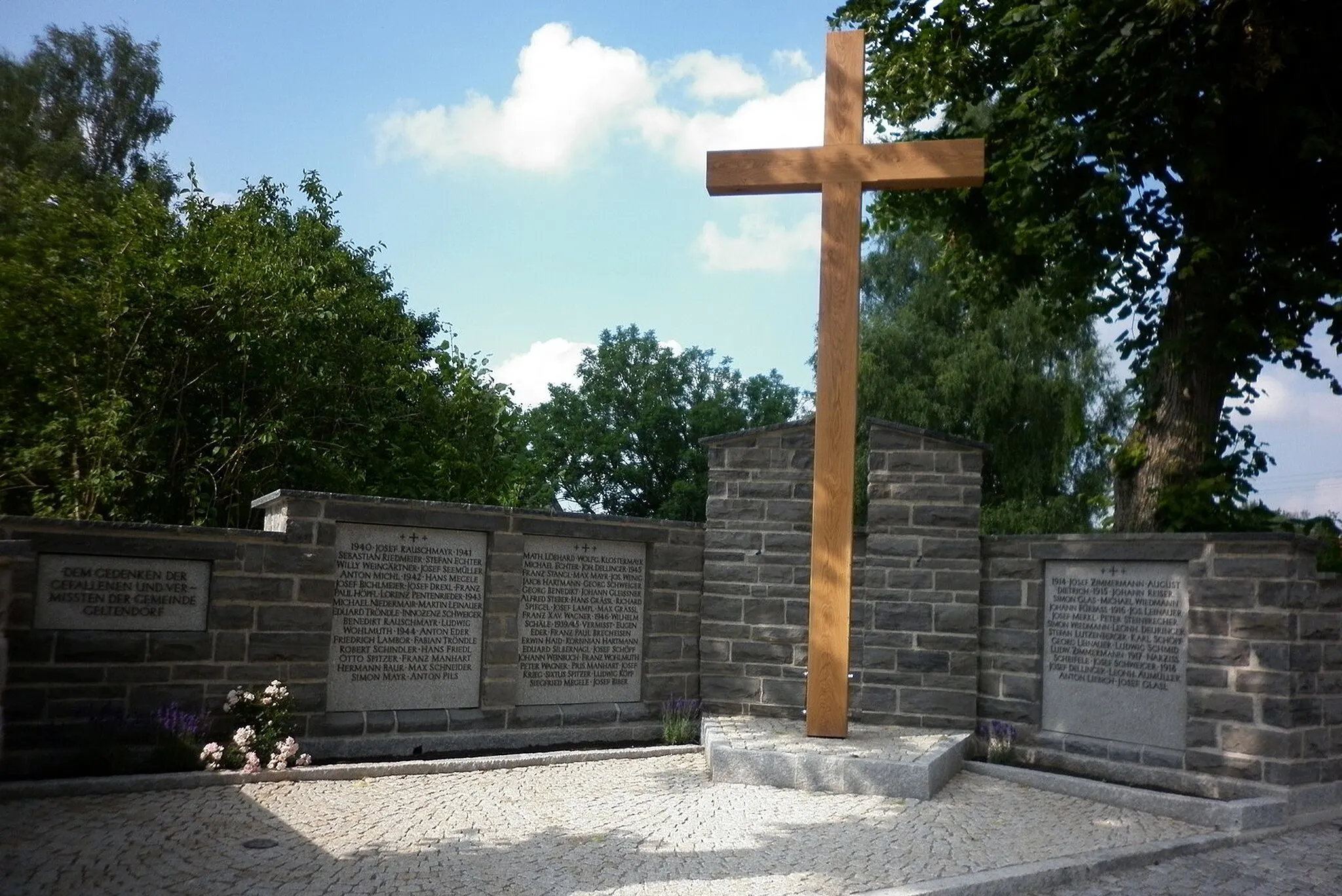 Photo showing: Kriegerdenkmal in der Gemeinde Geltendorf an der Umfassungsmauer der Kirche St. Stephan nach der Restaurierung im Jahr 2012.
