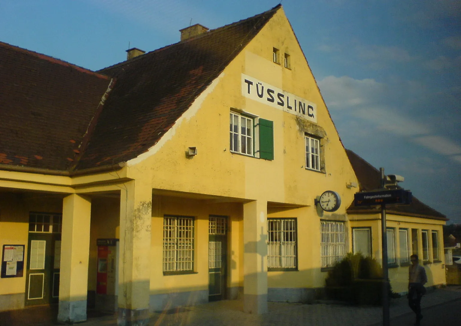 Photo showing: Bahnhofsgebäude (Bahnsteigseite) mit Schriftzug „TÜSSLING“, Schriftbild entspricht Jugendstil (sehr seltene Erhaltung an einem deutschen Bahnhofsgebäude)