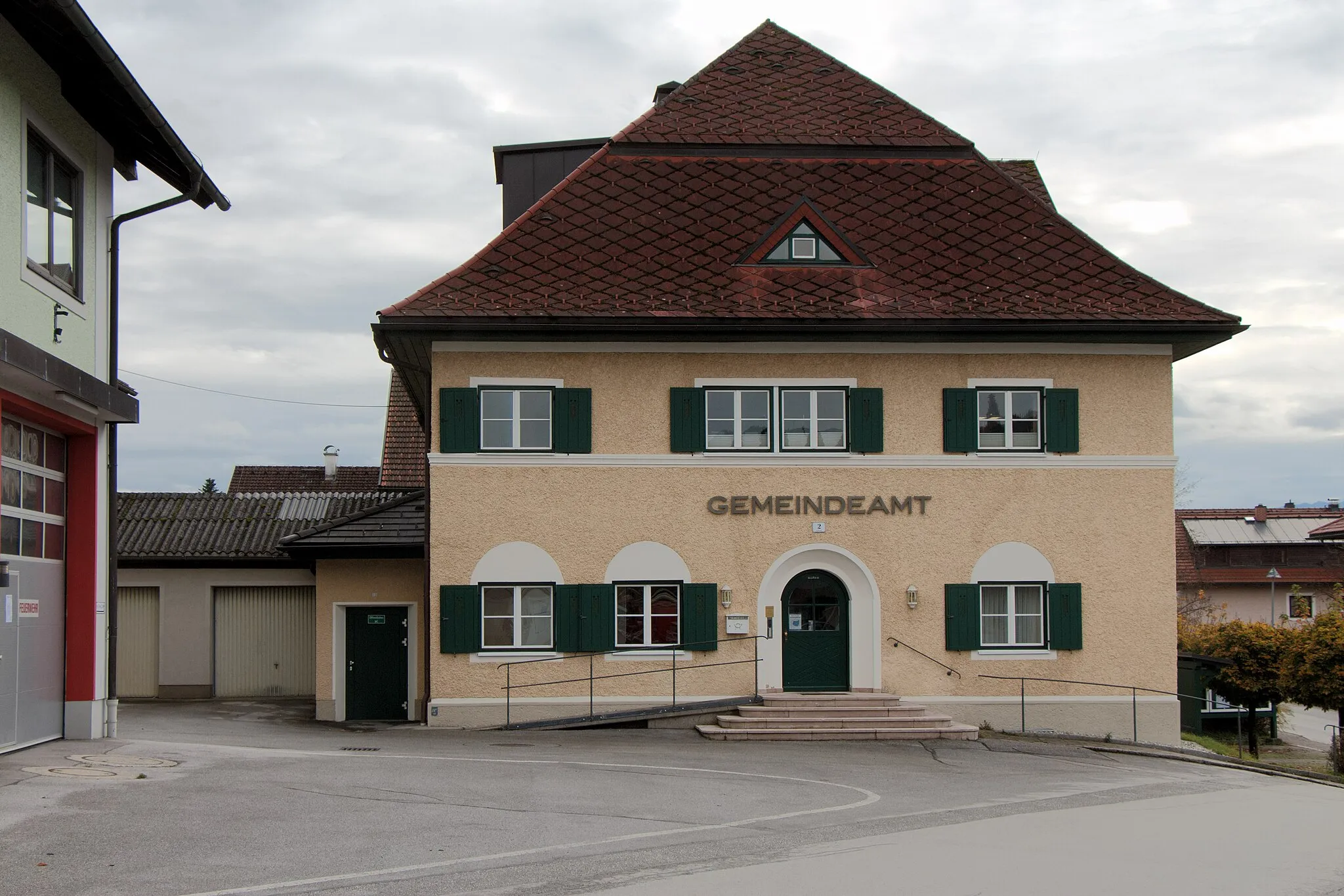 Photo showing: Anthering (Bezirk Salzburg-Umgebung): Gemeindeamt im Ortszentrum