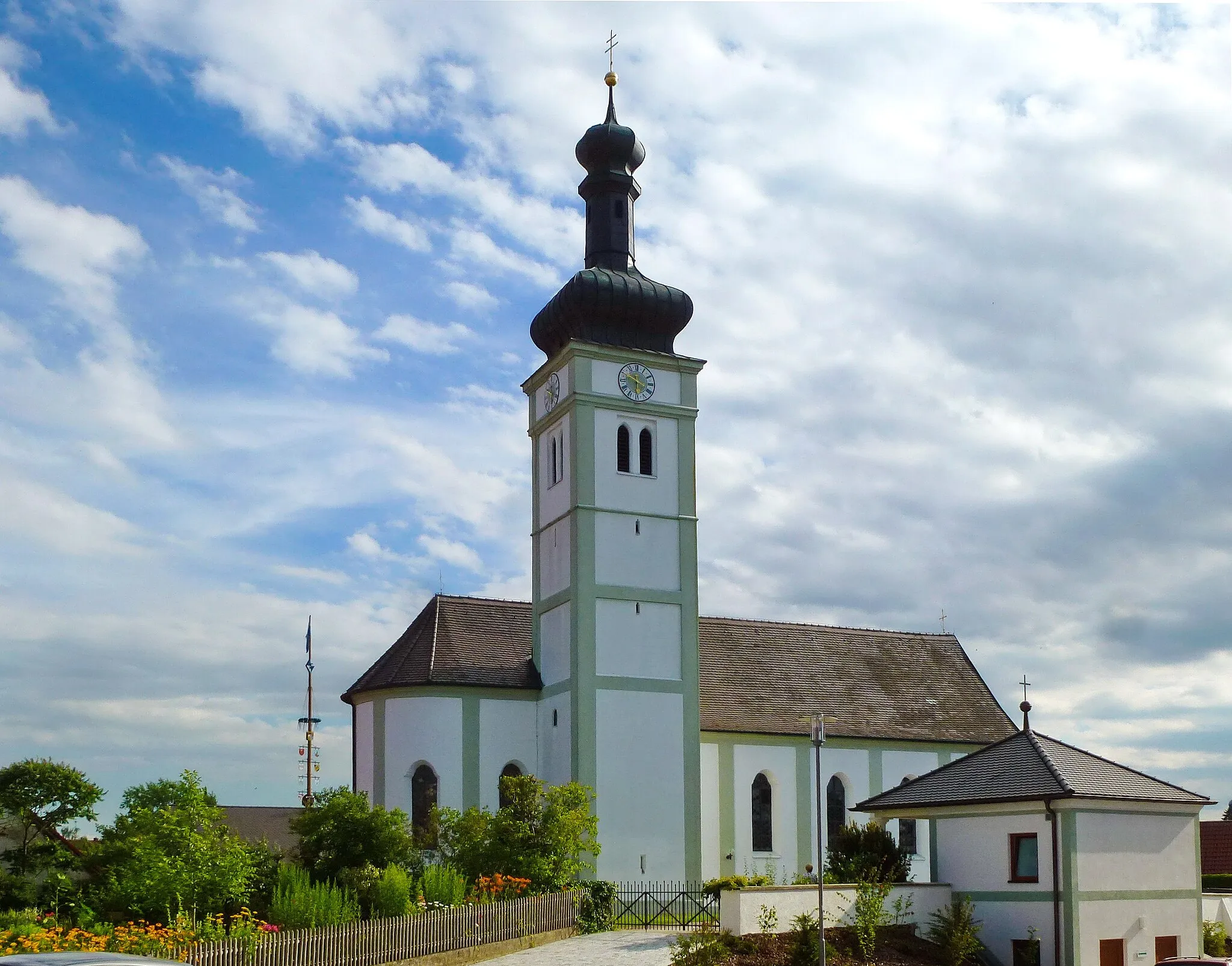 Photo showing: Pfaffenhofen an der Glonn, Kirchplatz 1: Katholische Pfarrkirche St. Michael, Ansicht von NNO