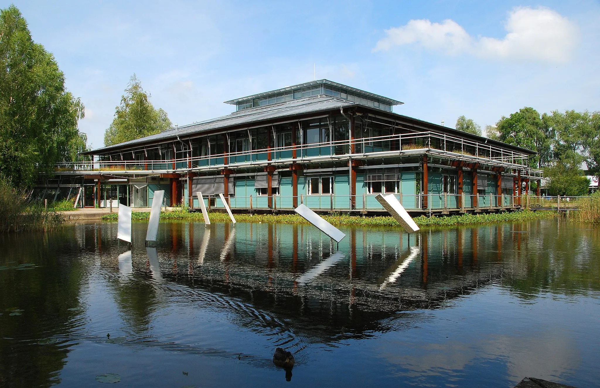 Photo showing: Das Landratsamt des Landkreises Starnberg wurde 1986/87 von dem Architektenteam Auer+Weber erbaut. 1989 wurde das Gebäude, das seine Funktionalität mit Ästhetik verbindet, mit dem Deutschen Architekturpreis ausgezeichnet.