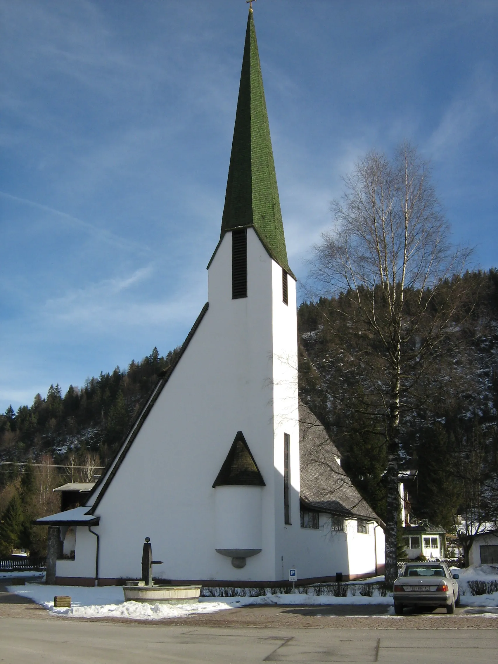 Photo showing: La katolika preĝejo en la tirola vilagxo Erpfendorf (Aŭstrio), kies arĥitekto estis Clemens Holzmeister.