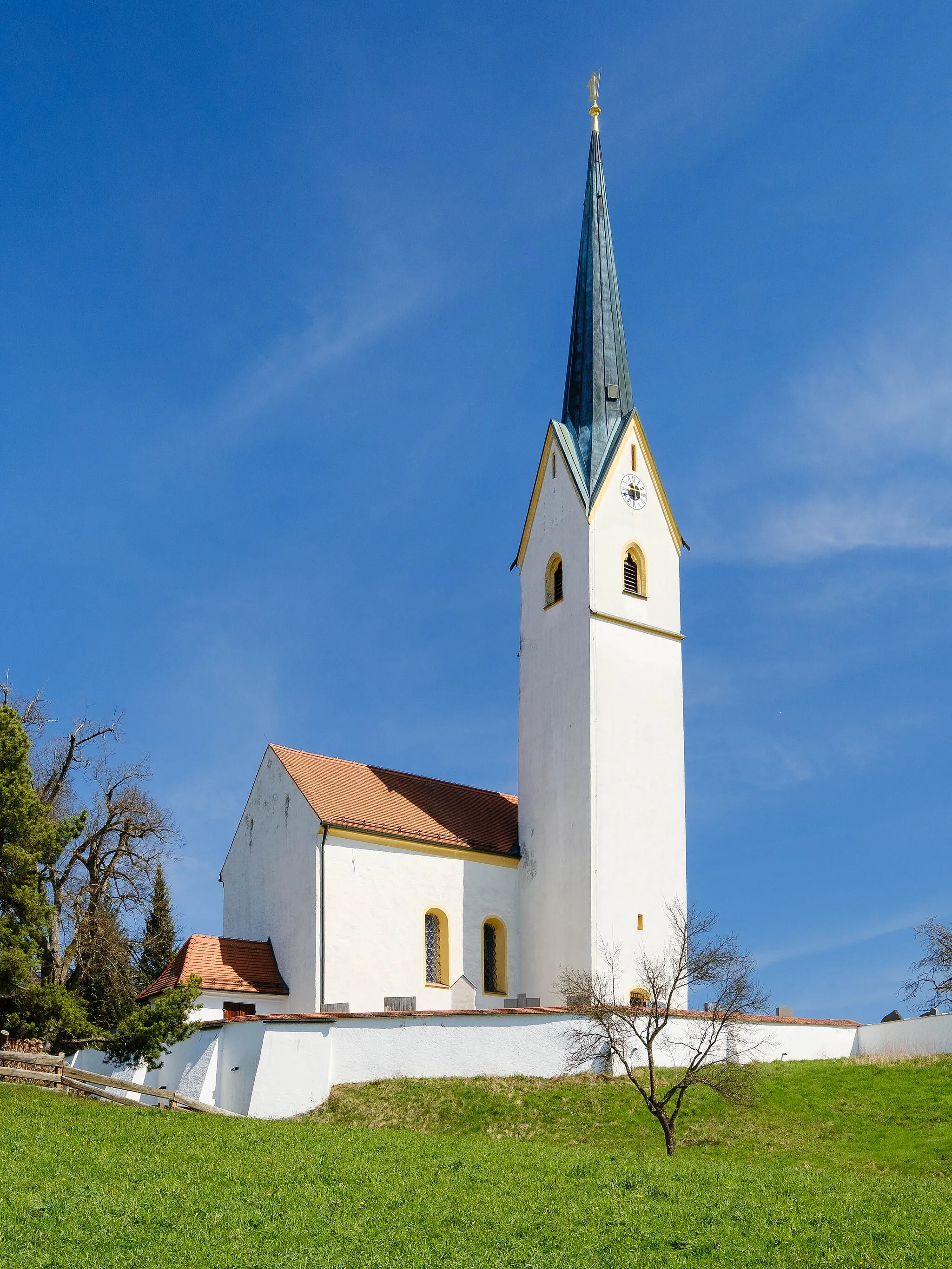 Photo showing: Die Kirche St. Leonhard in Leonhardspfunzen im Frühling 2023.