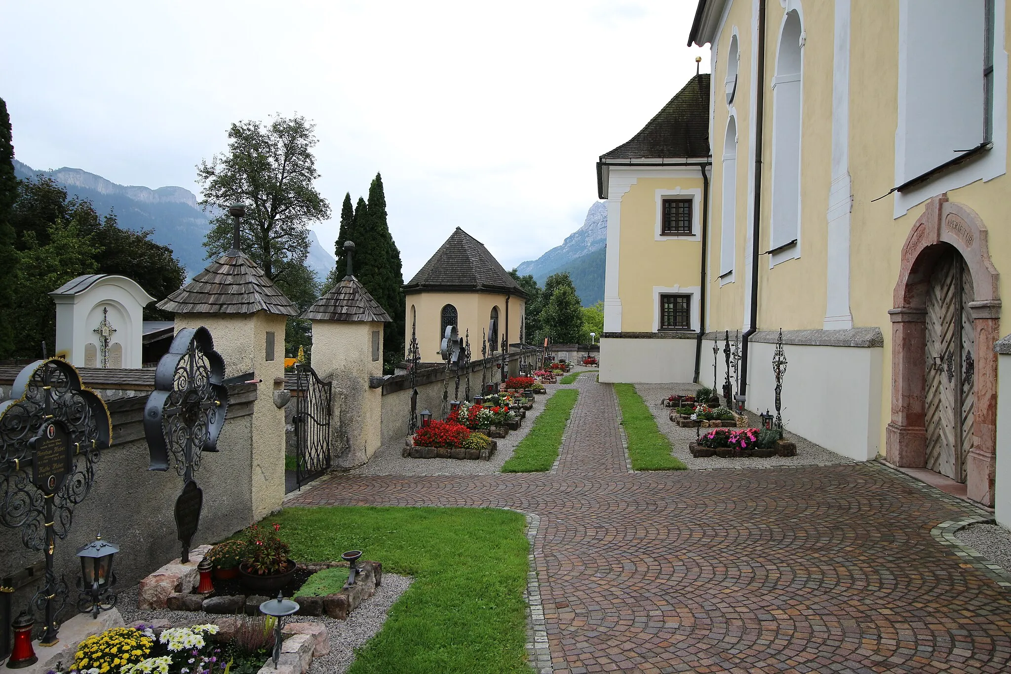 Photo showing: Alter Friedhof mit Ummauerung und zwei Nischenbildstöcken in Waidring, Tirol.