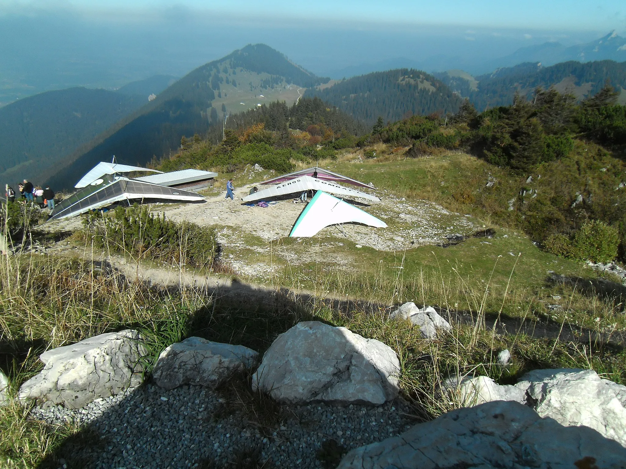 Photo showing: Hochries (Gemeinde Samerberg, Lk. Rosenheim,
Obb.), Flugdrachen vor einer Startrampe auf dem Berggipfel (im Hintergrund ganz rechts oben im Bild (schwach sichtbar) die Kampenwand.