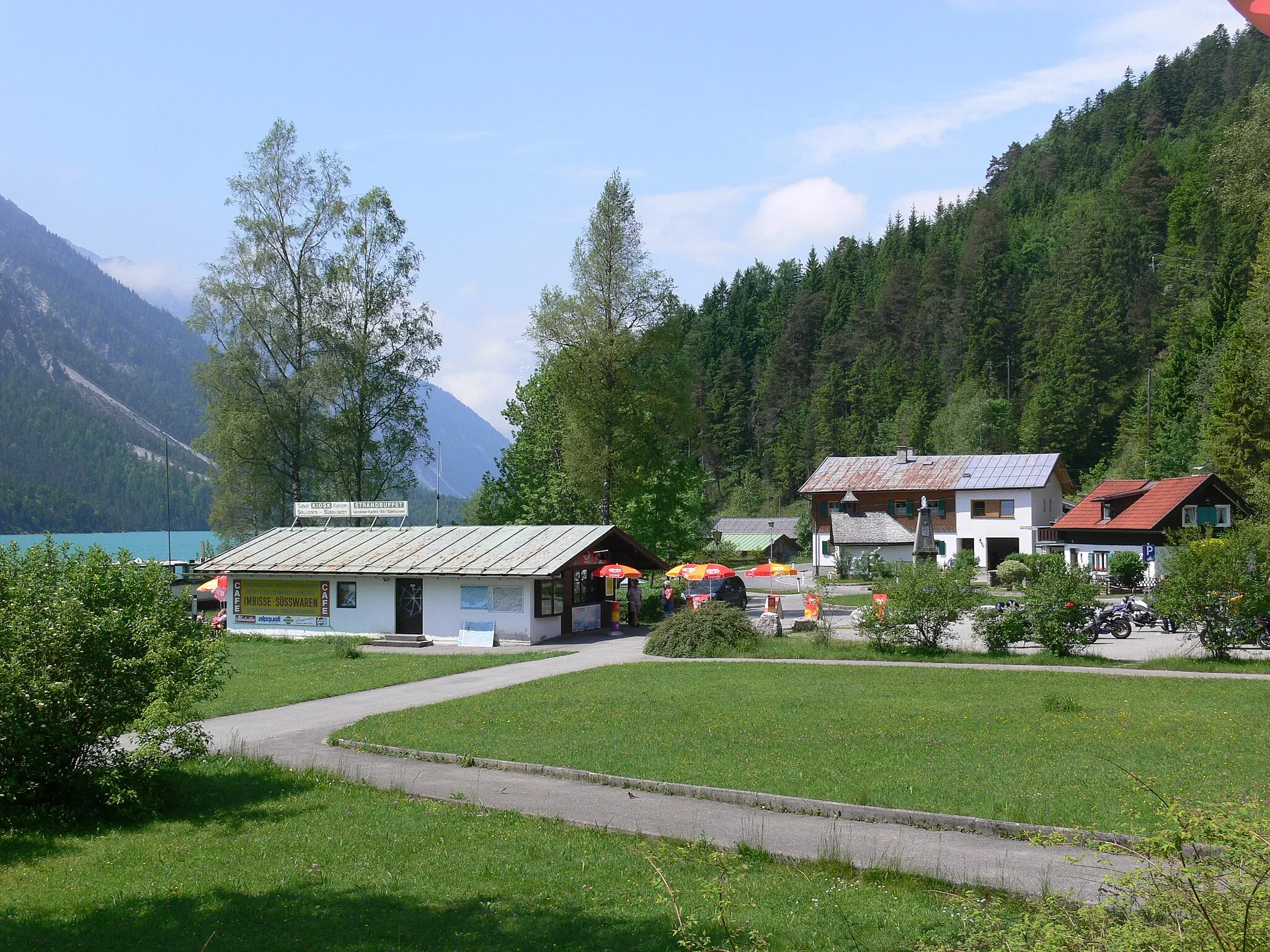 Photo showing: Breitenwang (Tirol), Am Plansee
Seeufer mit Kiosk, Kapelle und Denkmal